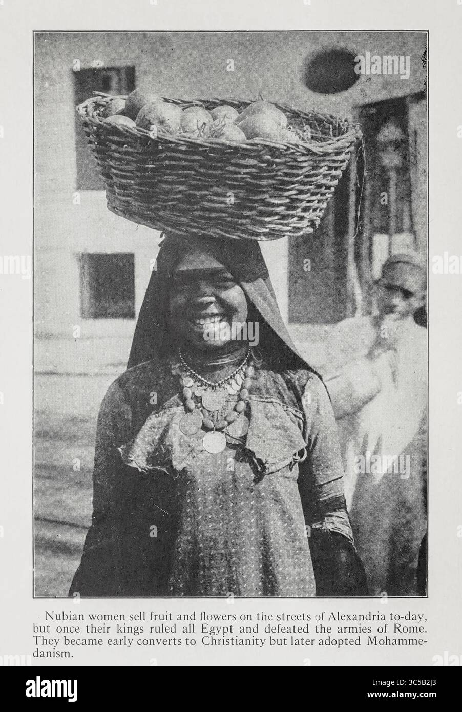 Le donne nubiane vendono frutta e fiori per le strade di Alessandria Fotografia in bianco e nero di Carpenter, Frank G. (Frank George), 1855-1924 Cairo to Kisumu : Egypt - the Sudan - Kenya Colony pubblicato nel 1928 Foto Stock