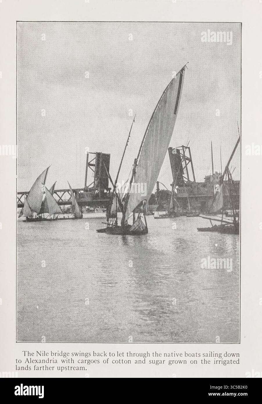 Uno dei ponti del mulino, il ponte sul Nilo, torna indietro e lascia passare le barche native che navigano verso Alessandria con carichi di cotone e zucchero coltivati sulle terre irrigate più a monte. Fotografia in bianco e nero di Carpenter, Frank G. (Frank George), 1855-1924 Cairo to Kisumu : Egypt - the Sudan - Kenya Colony pubblicato nel 1928 Foto Stock