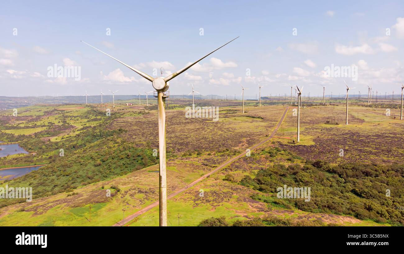 Mulini a vento nella Chalkewadi Windmill Farm, situata a Thoseghar, Satara, Maharashtra, India. Foto Stock