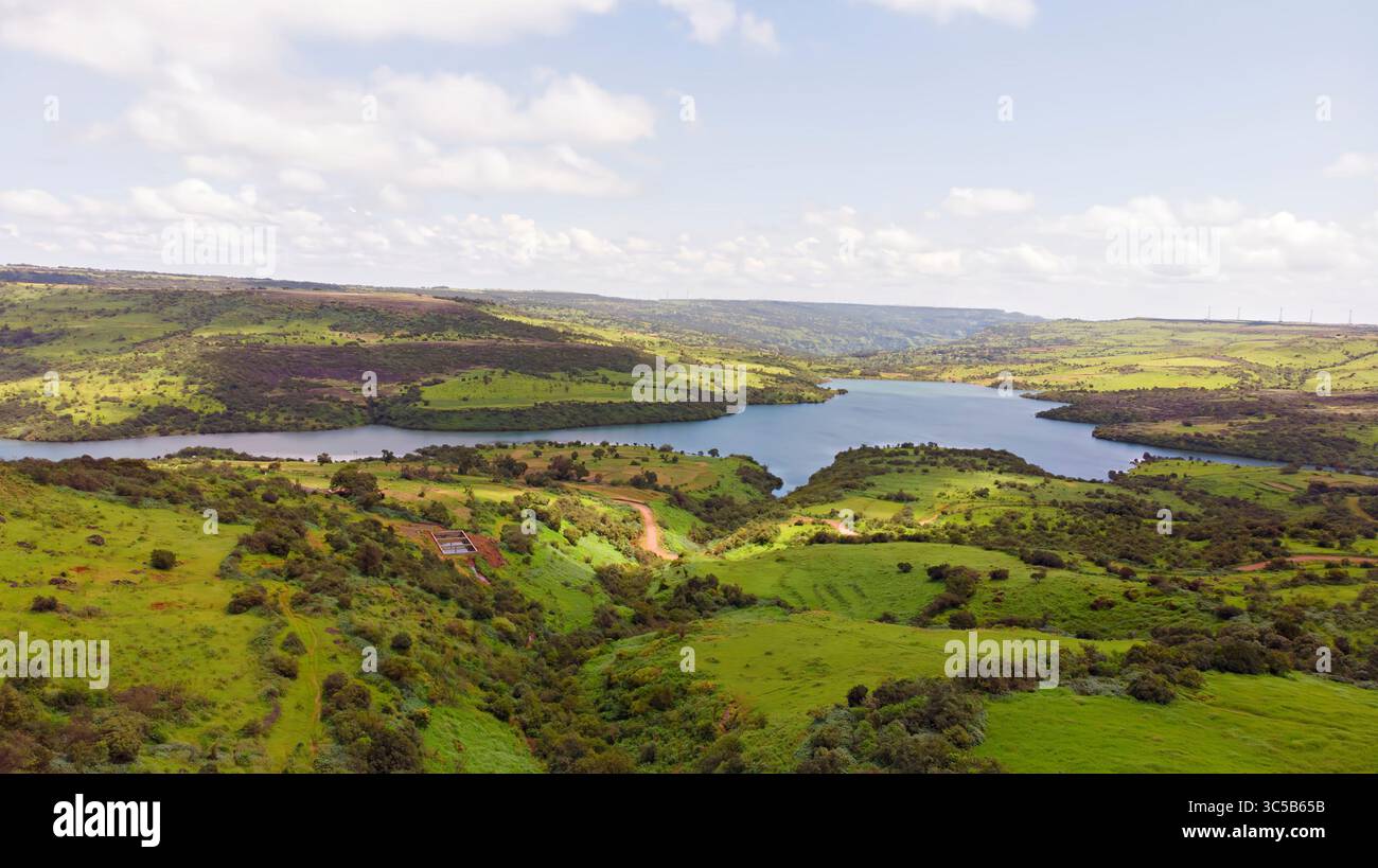 Diga di Jagmin a Satara, Maharashtra, India, rinomata per le sue vaste acque che formano un tranquillo lago. Foto Stock