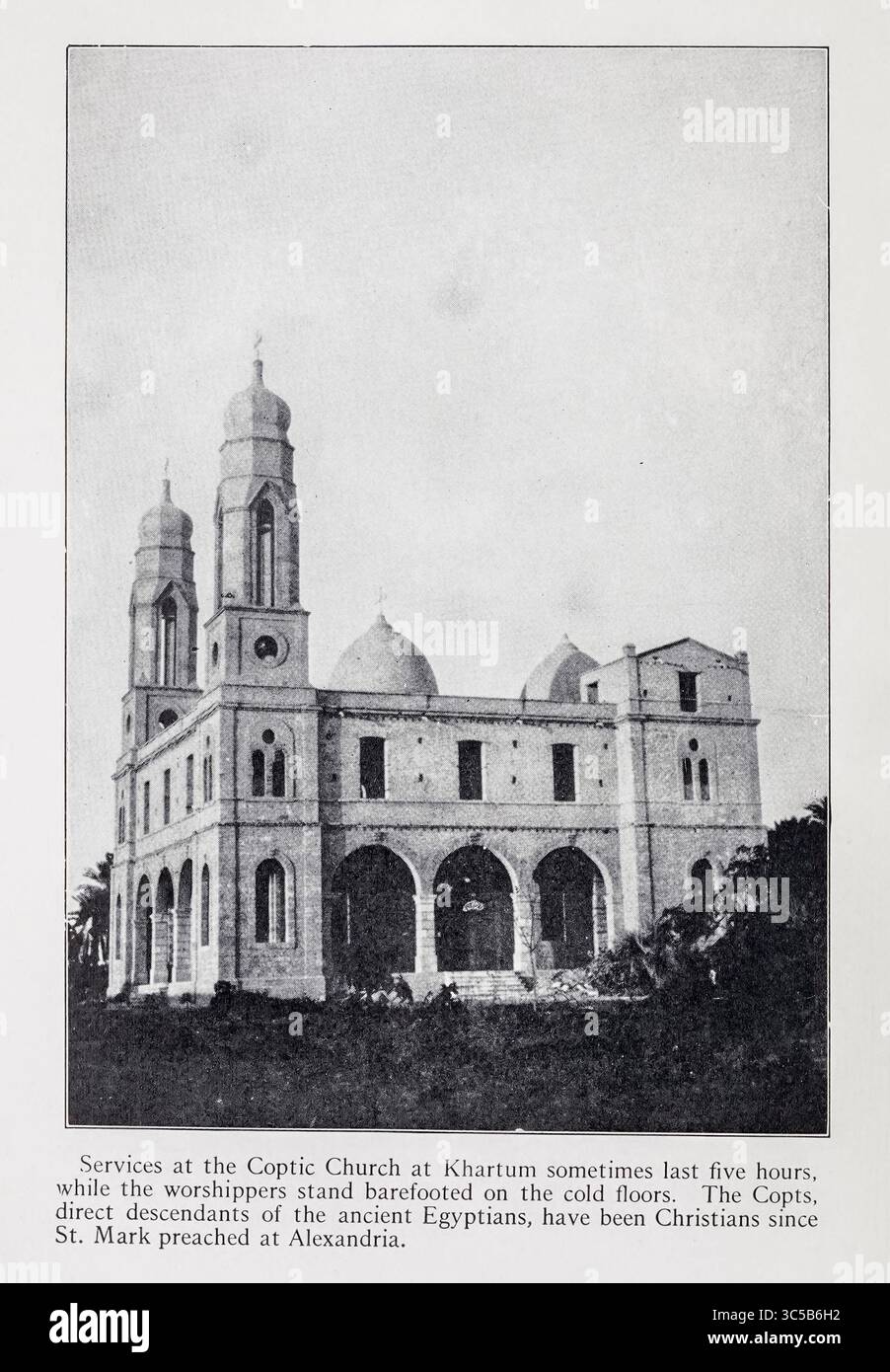 I servizi presso la Chiesa copta di Khartoum a volte durano cinque ore, mentre i fedeli stanno a piedi nudi sui pavimenti freddi. I copti, diretti discendenti degli antichi Egizi, sono cristiani da quando San Marco predicò ad Alessandria. Fotografia in bianco e nero di Carpenter, Frank G. (Frank George), 1855-1924 Cairo to Kisumu : Egypt - the Sudan - Kenya Colony pubblicato nel 1928 Foto Stock