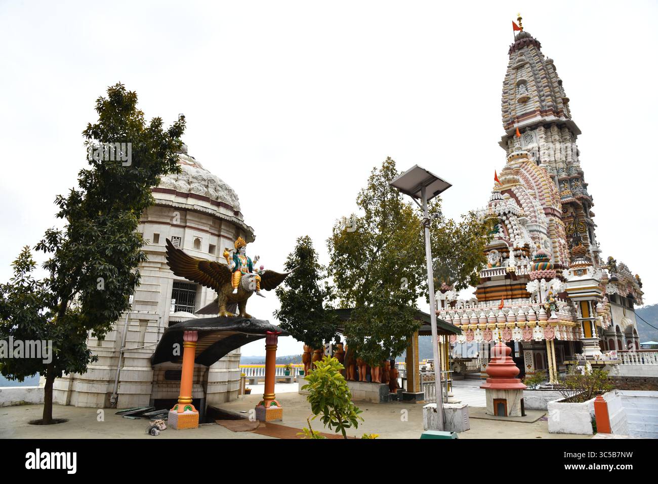 Tempio di Jatoli Shiva a Solan – il tempio del Signore Shiva più alto dell'Asia nell'Himachal Pradesh Foto Stock