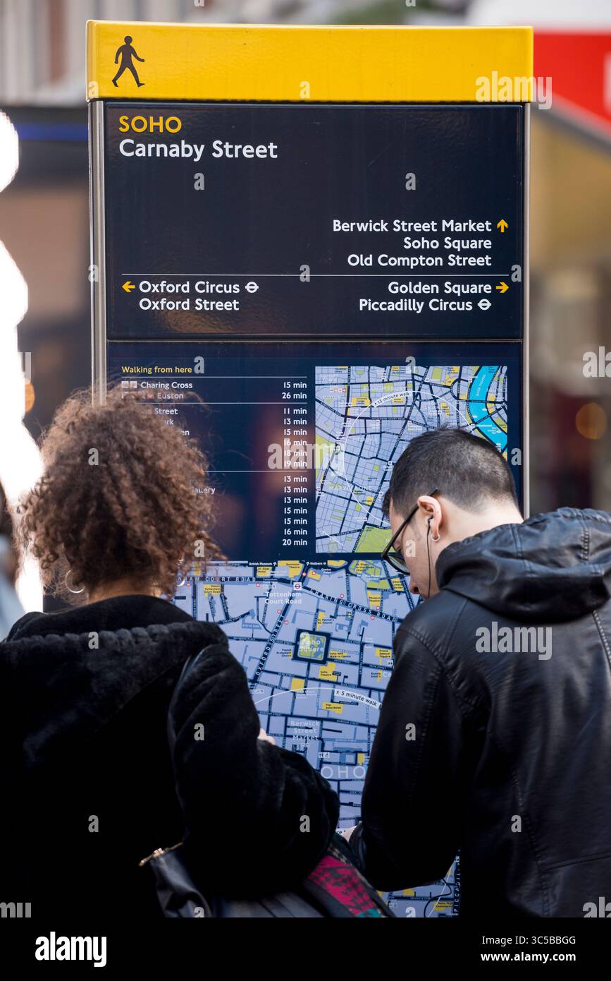 Cartello stradale di Carnaby Street a Soho, Londra, che mette in evidenza destinazioni chiave come Oxford Circus e Piccadilly Circus in un popolare quartiere dello shopping. Foto Stock