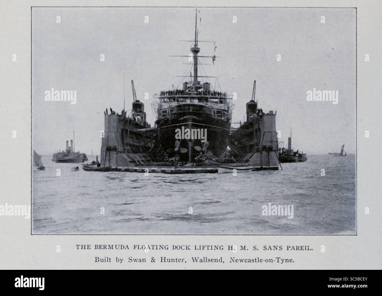 IL MOLO GALLEGGIANTE DELLE BERMUDA CHE SOLLEVA H. M. S. SANS PAREIL. Costruito da Swan & Hunter, Wallsend, Newcastle-on-Tyne dallo SVILUPPO di articoli IN BACINI DI CARENAGGIO GALLEGGIANTI. Di Joseph J. Shultz. Dalla rivista Engineering dedicata al progresso industriale volume XXV aprile - settembre 1903 The Engineering Magazine Co Foto Stock