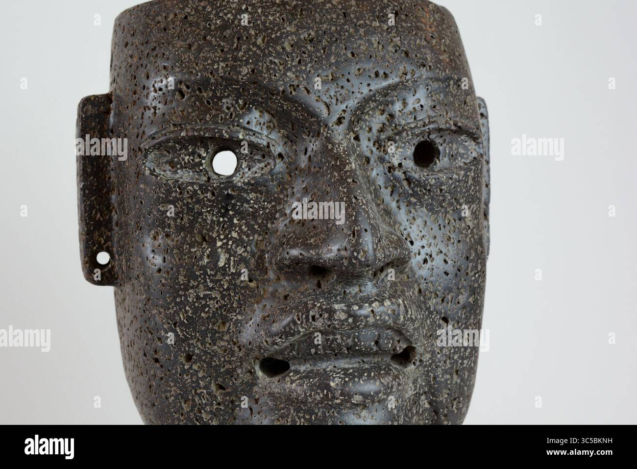Antica maschera di basalto nero olmeco dell'arte precolombiana del Messico Foto Stock