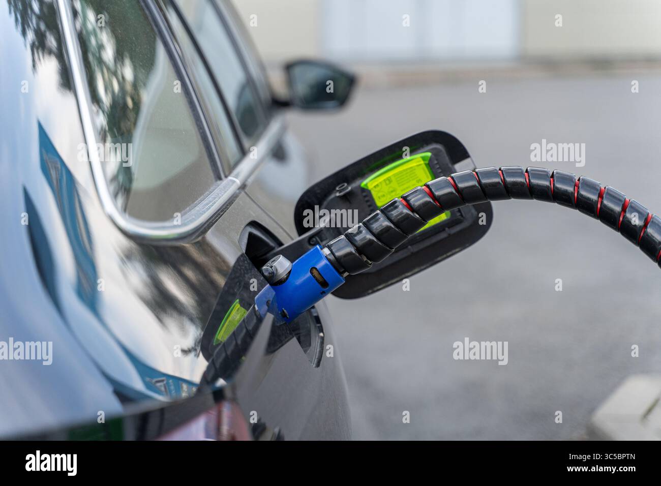 Processo di rifornimento di gas naturale compresso (CNG) presso una stazione di rifornimento. Foto Stock