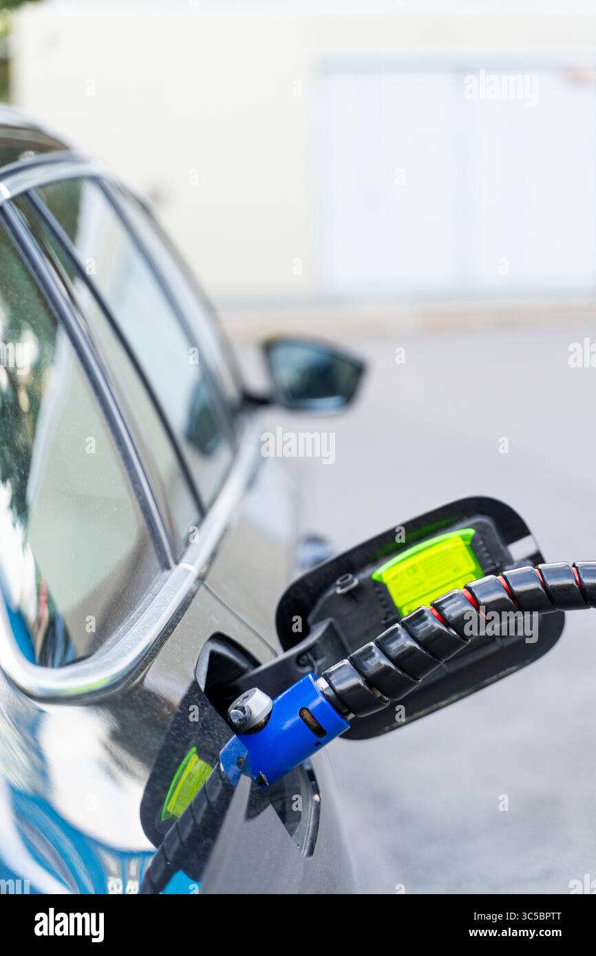 Processo di rifornimento di gas naturale compresso (CNG) presso una stazione di rifornimento. Foto Stock