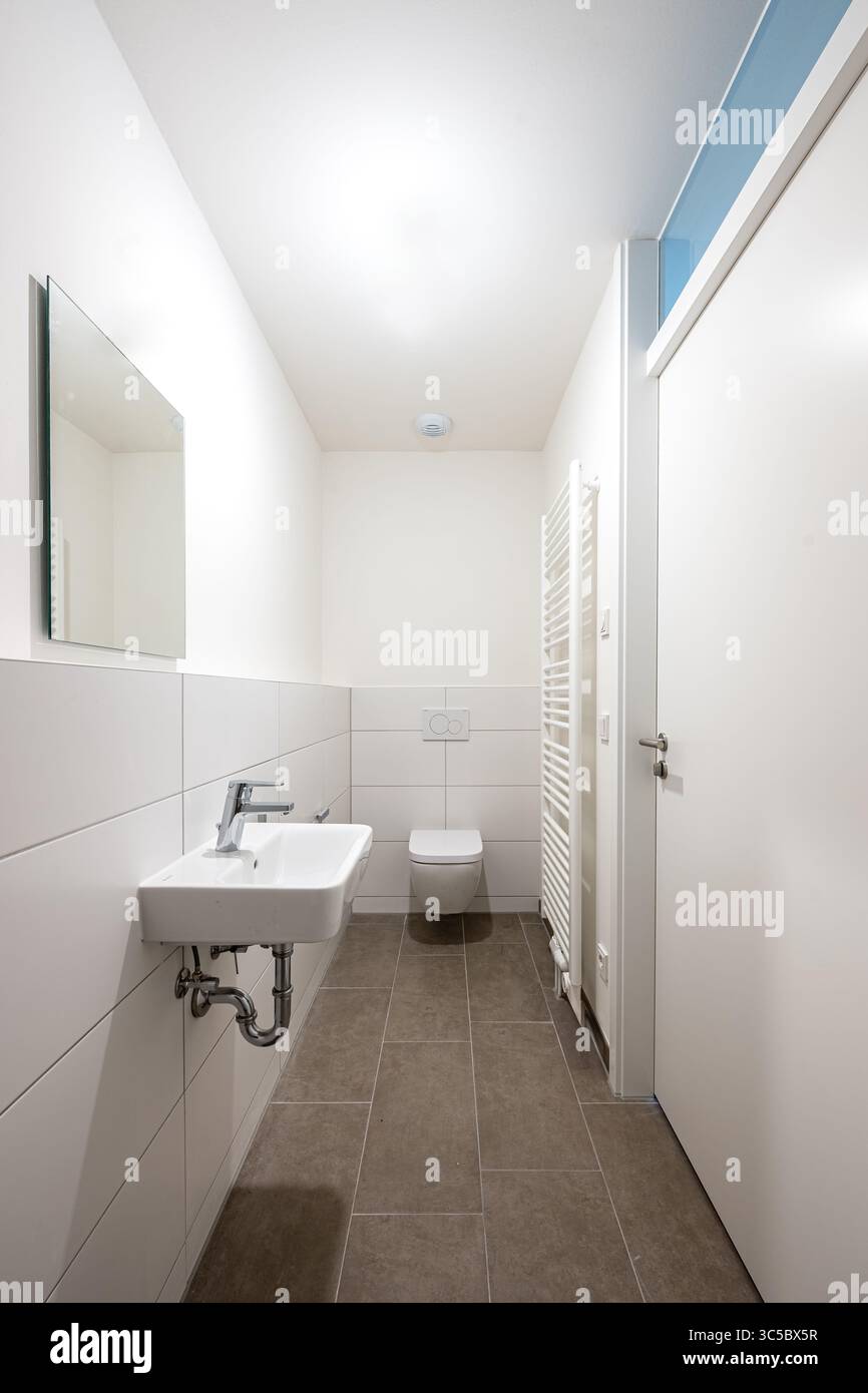 Immagine interna di un bagno moderno e non arredato Foto Stock