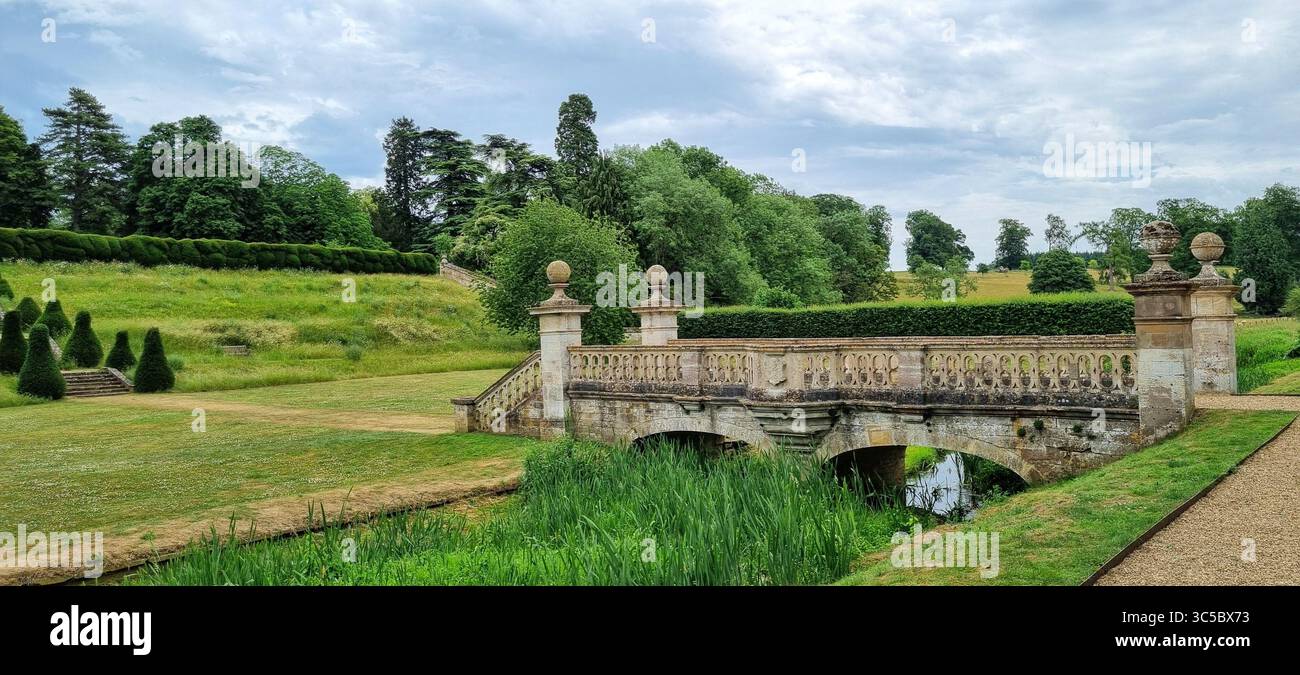 Antico ponte in pietra nel giardino murato di Easton - Immagine stock catturata con smartphone