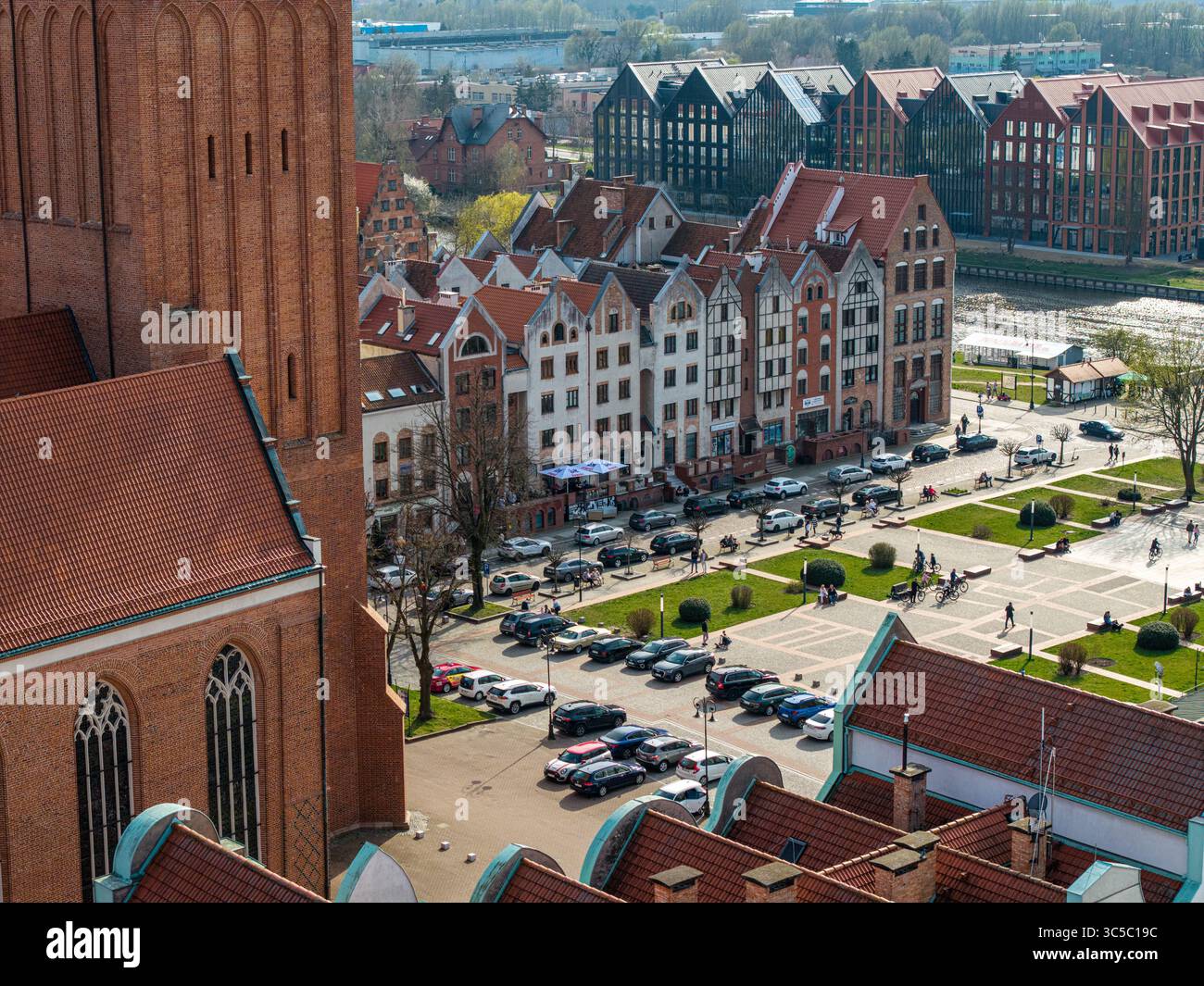 Spazio aperto vicino alla cattedrale circondato da edifici storici e moderni a Elbląg Foto Stock
