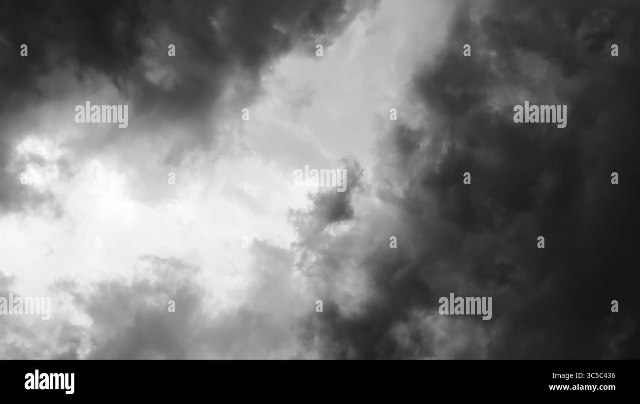 Immagine in bianco e nero di spettacolari nuvole di tempesta che ruotano nel cielo, creando un'atmosfera soffusa e ad alto contrasto. Foto Stock