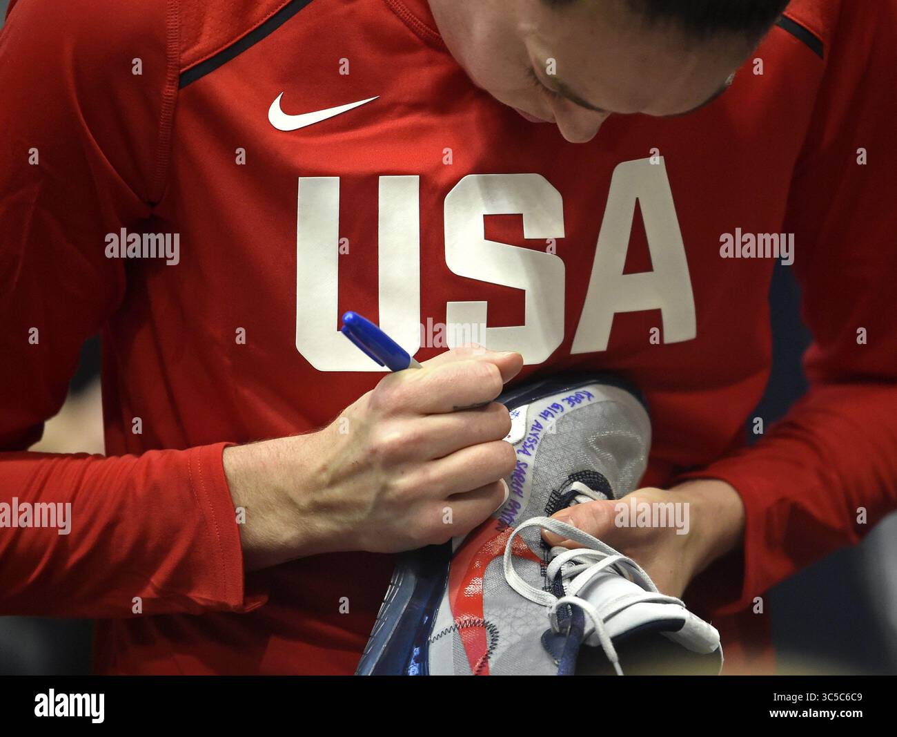 27 gennaio 2020, Hartford, CT, USA: L'attaccante del team USA Breanna Stewart (10) scrive i nomi delle vittime dell'incidente in elicottero di domenica sulle sue scarpe prima di una partita di esibizione contro l'UConn al XL Center lunedì sera, 27 gennaio 2020 a Hartford, Conn. (Credit Image: © TNS via ZUMA Wire) Foto Stock