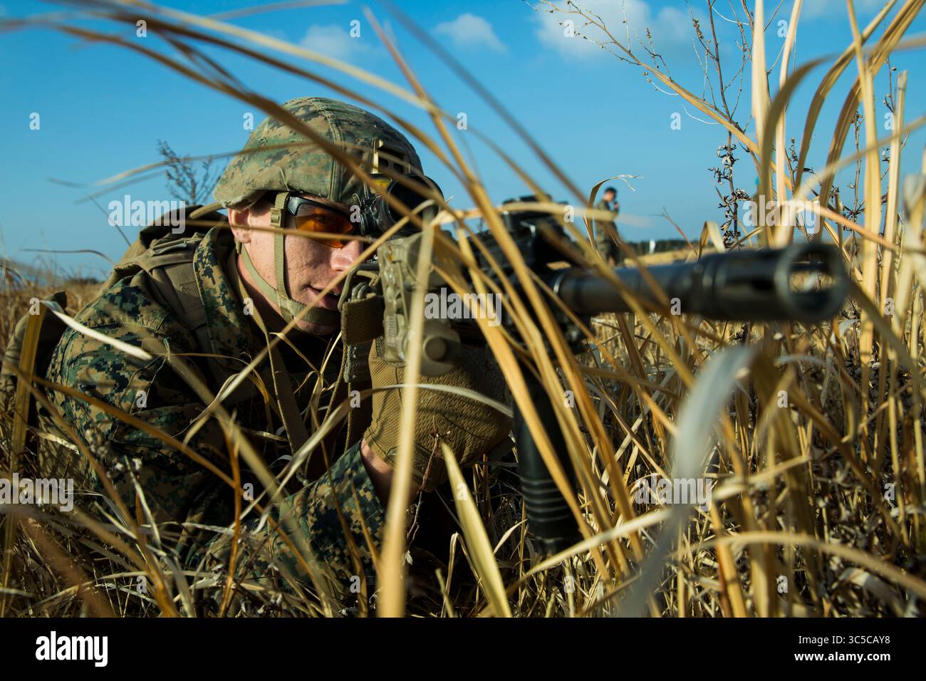 21 gennaio 2020 - Camp Oyanohara, Kumamoto, Giappone - Lance Cpl. Nicholas Forbes, fuciliere con Battaglione Landing Team 1st Battalion, 5th Marines, 31st Marine Expeditionary Unit, pratica un'esercitazione di fuoco vivo a fianco dei membri del Japan Ground Self-Defense Force Service con il 12th Infantry Regiment, 8th Division, Western Army, durante l'esercitazione Forest Light Western Army a Camp Oyanohara, Kumamoto, 2020, Giappone. L'esercitazione consiste in eventi di addestramento sul campo, tra cui abilità di fanteria di base, assalti verticali integrati con le operazioni di volo MV-22B Osprey, e armi combinate, e enhanc Foto Stock