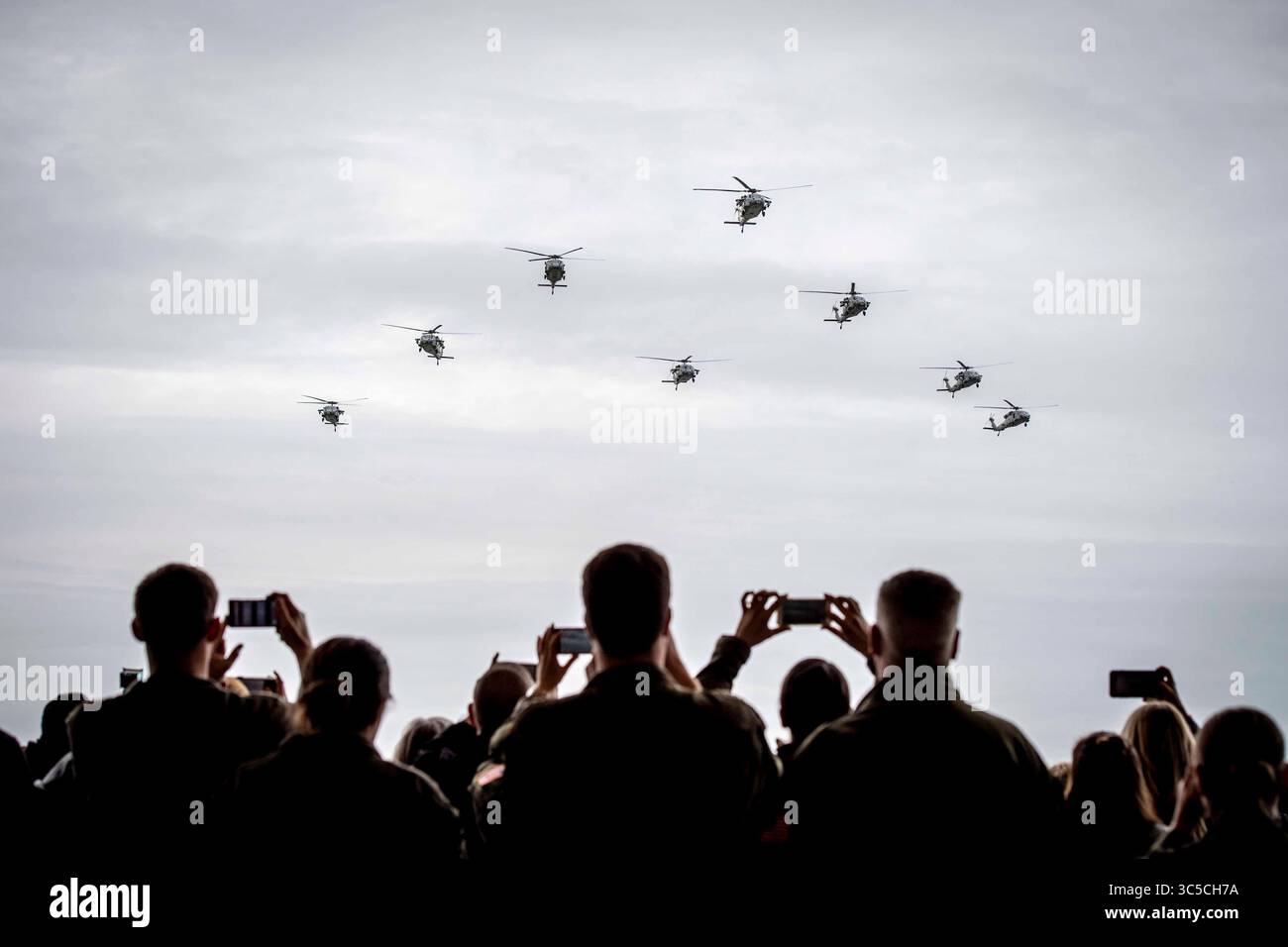 25 gennaio 2020 - Norfolk, Virginia, USA - elicotteri MH-60S Sea Hawk assegnati all'Helicopter Sea Combat Squadron (HSC) 5 i Nightdipper ritornano dal loro impiego di quasi dieci mesi come parte del Carrier Air Wing (CVW) 7 assegnato a bordo della portaerei USS Abraham Lincoln (CVN 72). Mentre erano in servizio, gli elicotteri HSC 5 fornivano operazioni ad ala rotante sostenute nelle aree di responsabilità della 5th, 6th e 7th Fleet e nel Mare del Nord Arabo. HSC 5 ha volato oltre 4.000 ore di attività operative dedicate in tutto il mondo. (Immagine di credito: © U.S. Navy/ZUMA Wire/ZUMAPRESS.com) Foto Stock 25 gennaio 2020 - Norfolk, Virginia, USA - elicotteri MH-60S Sea Hawk assegnati all'Helicopter Sea Combat Squadron (HSC) 5 i Nightdipper ritornano dal loro impiego di quasi dieci mesi come parte del Carrier Air Wing (CVW) 7 assegnato a bordo della portaerei USS Abraham Lincoln (CVN 72). Mentre erano in servizio, gli elicotteri HSC 5 fornivano operazioni ad ala rotante sostenute nelle aree di responsabilità della 5th, 6th e 7th Fleet e nel Mare del Nord Arabo. HSC 5 ha volato oltre 4.000 ore di attività operative dedicate in tutto il mondo. (Immagine di credito: © U.S. Navy/ZUMA Wire/ZUMAPRESS.com) Foto Stock