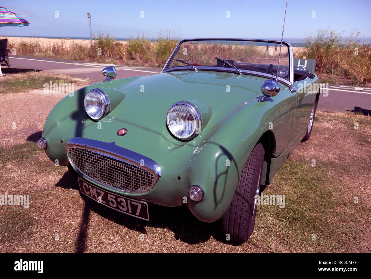 Vista frontale di tre quarti di un verde, 1965, Austin Healy Frogeye Sprite, in mostra al Deal and Walmer Classic Car Show, su Walmer Strand, Kent Foto Stock