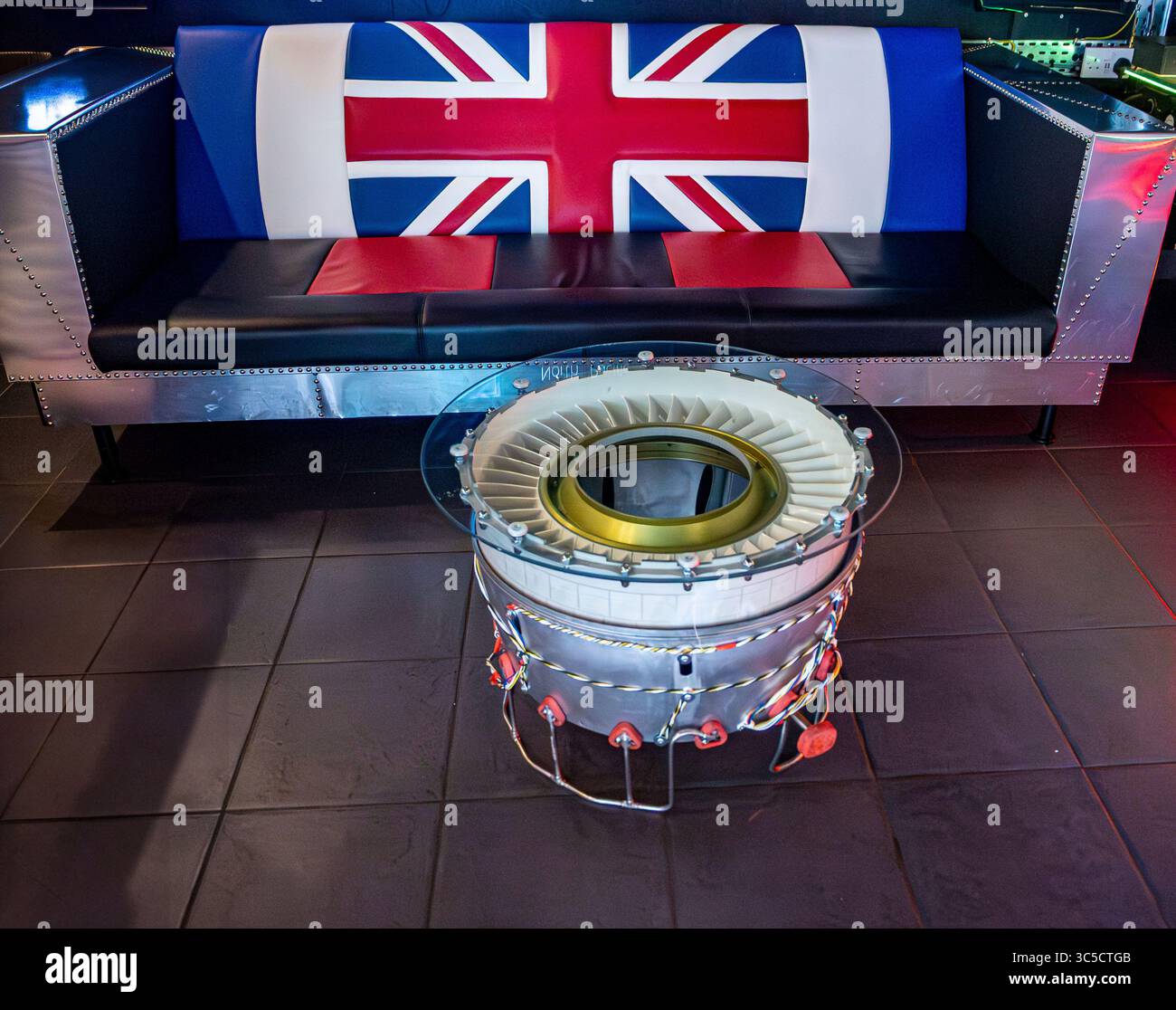 Il divano Union Flag si trova nella sala a tema della stazione spaziale con un tavolino da caffè in parte per aeroplano. Foto Stock