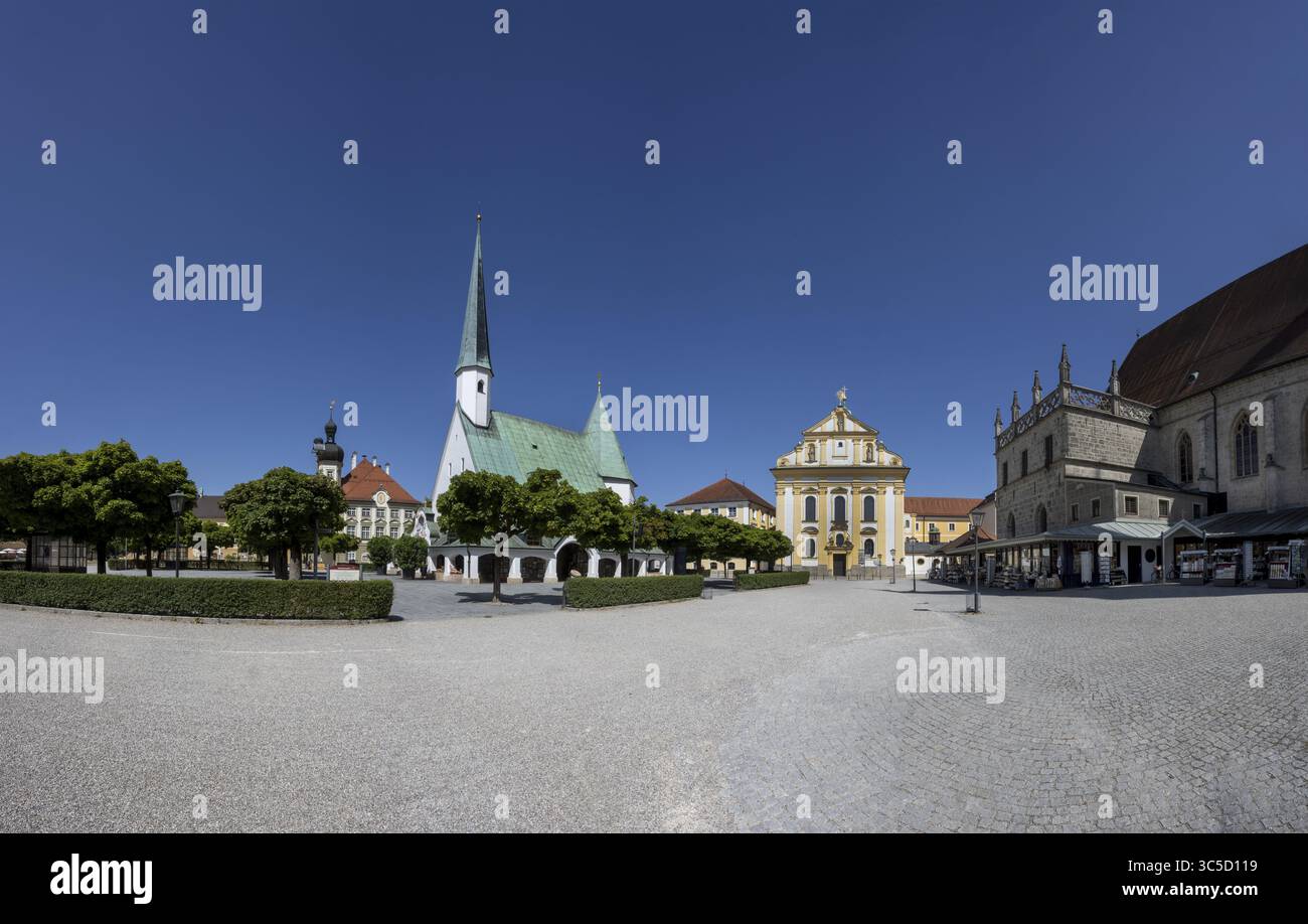 Cappella delle Grazie e Chiesa di Santa Maddalena su Kapellplatz, luogo di pellegrinaggio, Altoetting, alta Baviera, Baviera, Germania Foto Stock