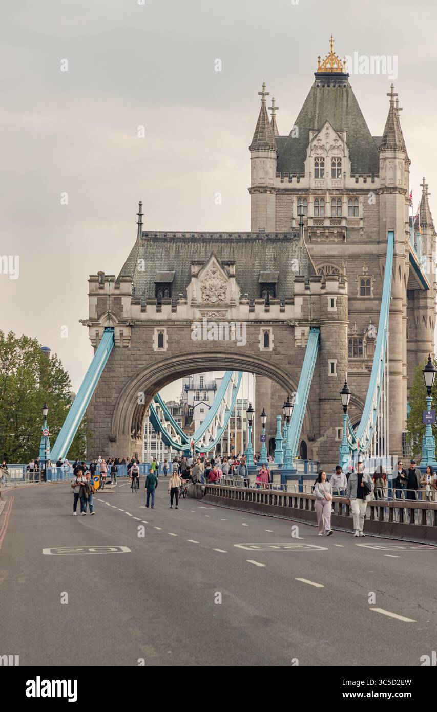 Londra, Regno Unito - 27 aprile 2025 - la folla di persone visita la splendida vista dell'iconico Tower Bridge. Il famoso Tower Bridge è il ponte di Bascule a Londra, usalo come Foto Stock