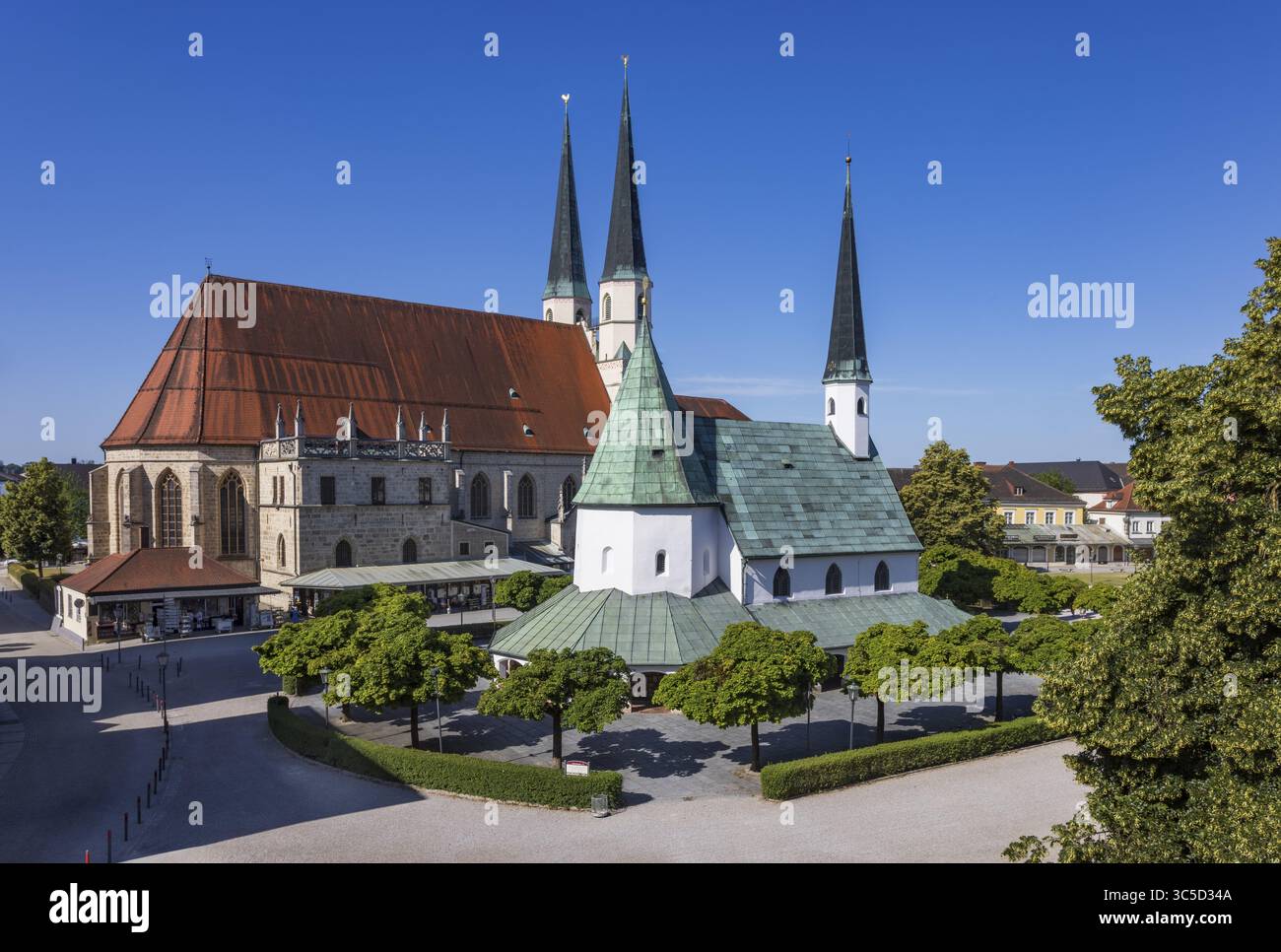 Cappella di Grazia e Stiftspfarrkirche Sankt Philippus und Jakobus am Kapellplatz, luogo di pellegrinaggio, Altoetting, alta Baviera, Baviera, Germania Foto Stock