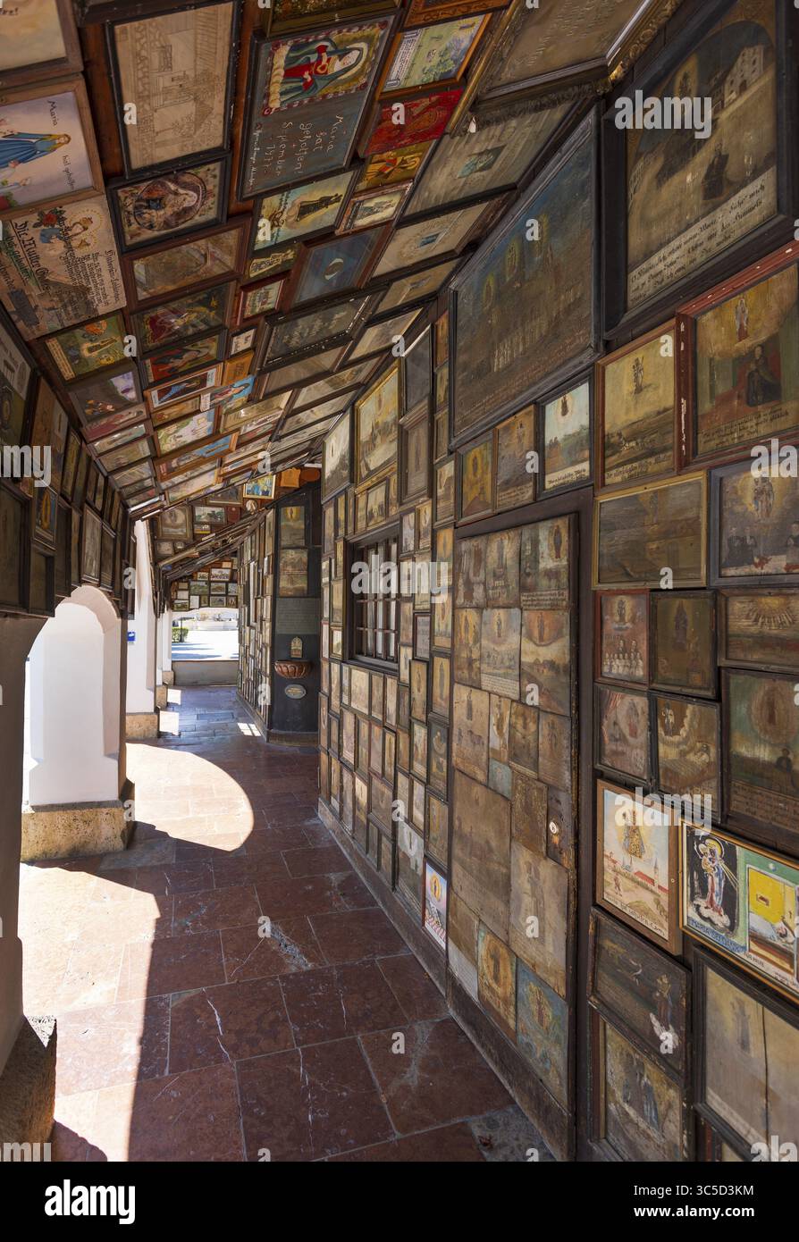 Targhe votive nel passaggio pedonale intorno alla Cappella delle Grazie, Kapellplatz, luogo di pellegrinaggio, Altoetting, alta Baviera, Baviera, Germania Foto Stock