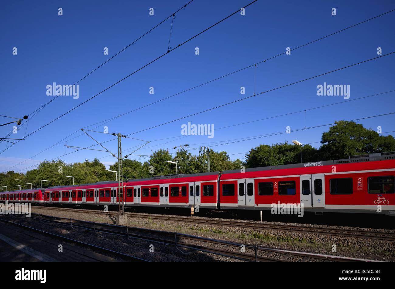 Foto Diurna S-Bahn, treno, classe 420 in rosso traffico, binario, fermata, stazione Sommerrain, trasporti pubblici, cielo, blu, Stoccarda, Baden-Wuerttemberg Foto Stock