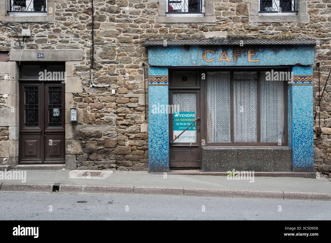 Un caffè chiuso a Plancoët, Côtes-d'Armor, Bretagna, Francia Foto Stock
