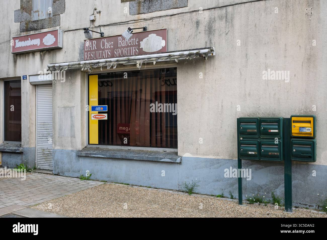Un bar chiuso a Rostrenen, Côtes-d'Armor, Bretagna, Francia Foto Stock