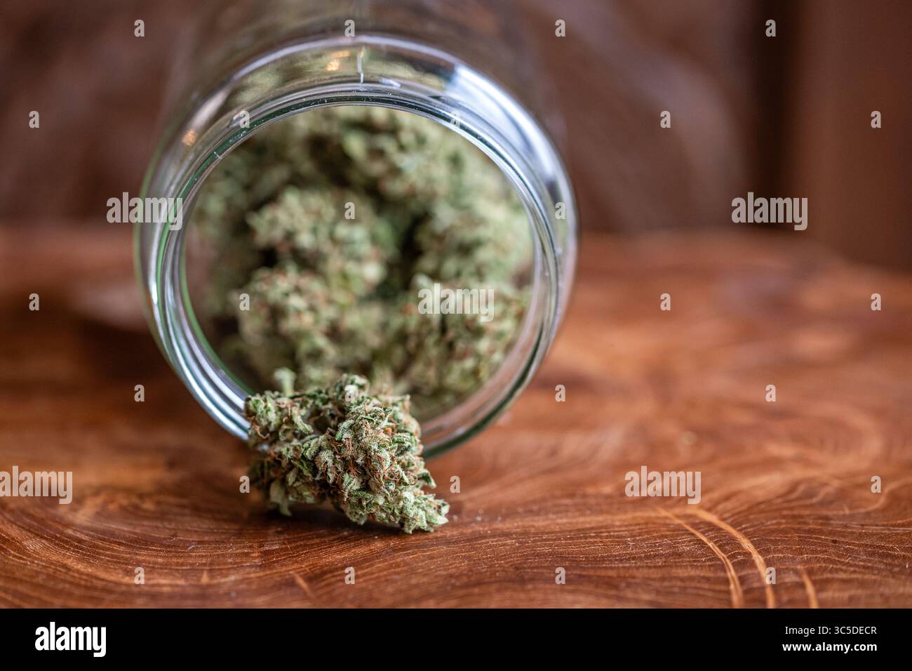 Vaso di vetro con boccioli di marijuana essiccati fatti in casa Foto Stock