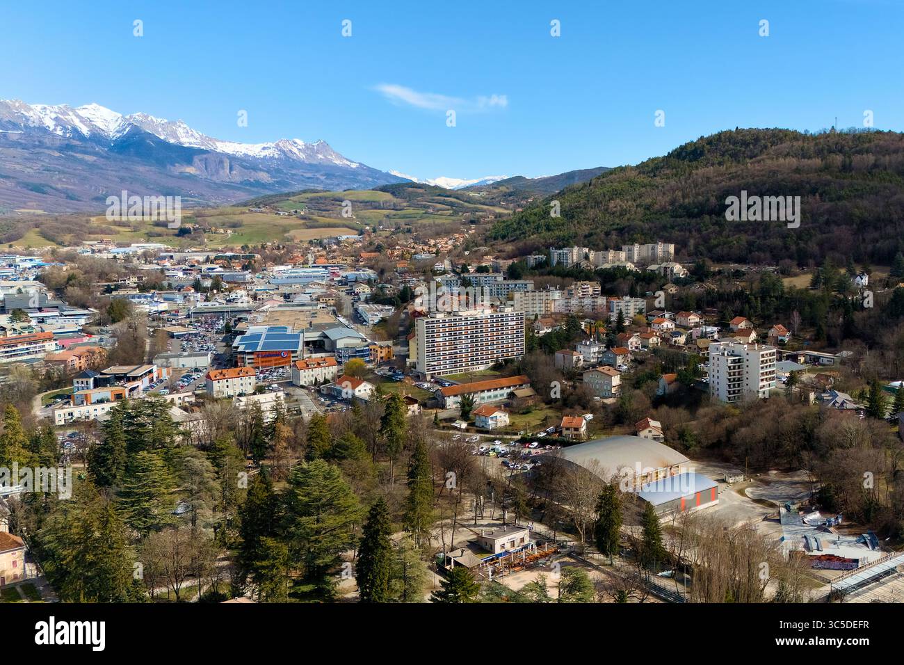 GAP France With Buildings and Alps, 5 marzo 2025 Foto Stock