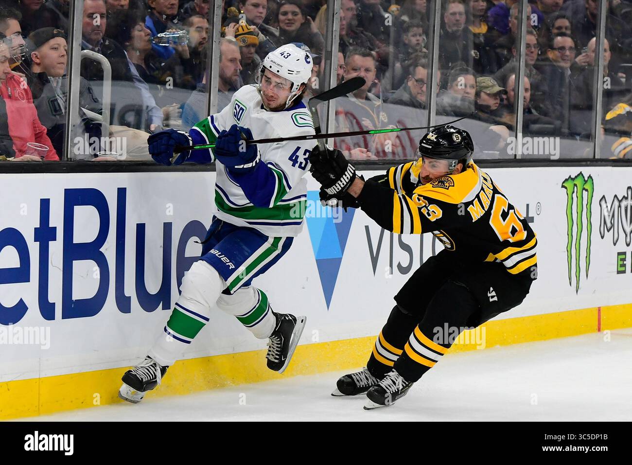 4 febbraio 2020: L'ala sinistra dei Boston Bruins Brad Marchand (63) controlla il difensore dei Vancouver Canucks Quinn Hughes (43) durante la partita della NHL tra i Vancouver Canucks e i Boston Bruins tenutasi al TD Garden di Boston, Massachusetts. Boston sconfigge Vancouver 4-0. Eric Canha/CSM(immagine di credito: &Copy; Eric Canha/CSM tramite cavo ZUMA) Foto Stock