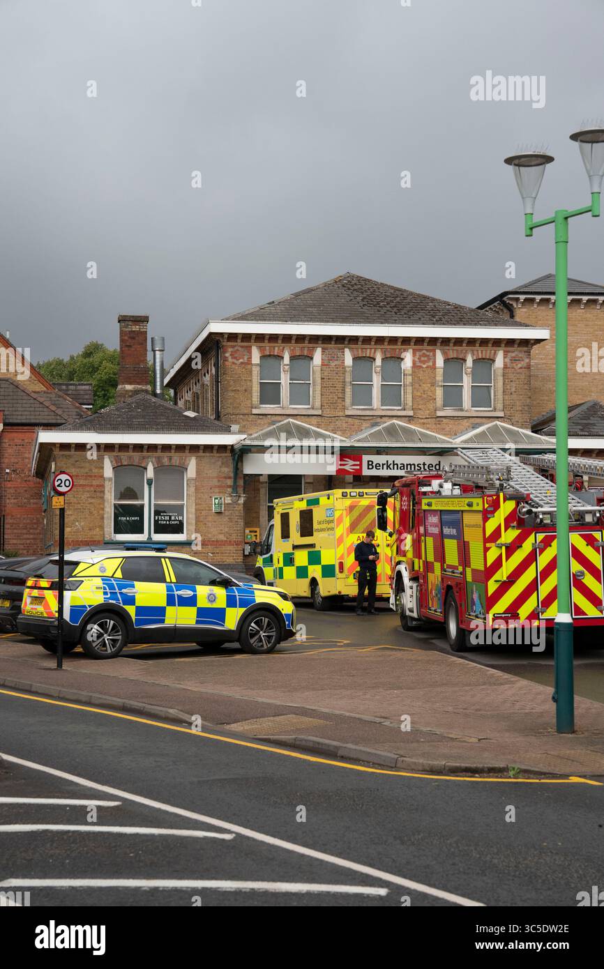 BERKHAMSTED - LUGLIO 30: Creduto fatalità sulla linea ferroviaria a Berkhamsted. Scene intorno alla stazione ferroviaria di Berkhamsted oggi, 30 luglio 2025. Tutti i treni sulla tratta London Euston-Milton Keynes sono stati cancellati a causa di una probabile morte sulla linea a Berkhamsted, Hertfordshire, Regno Unito. La polizia, i vigili del fuoco e le ambulanze erano tutti presenti. Foto: © David Levenson/Alamy Live News Foto Stock