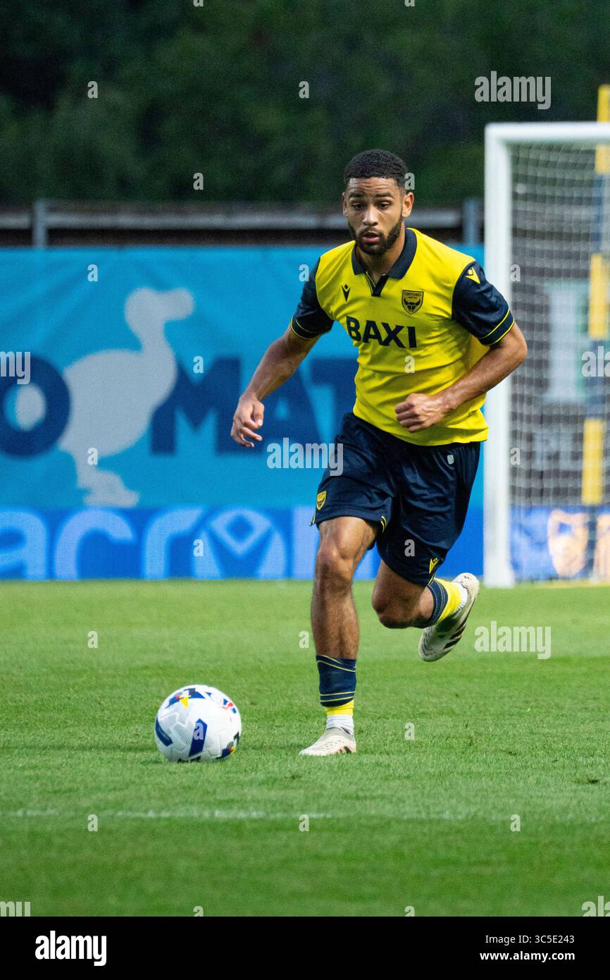 Brodie Spencer dell'Oxford United FC Dribbling Foto Stock