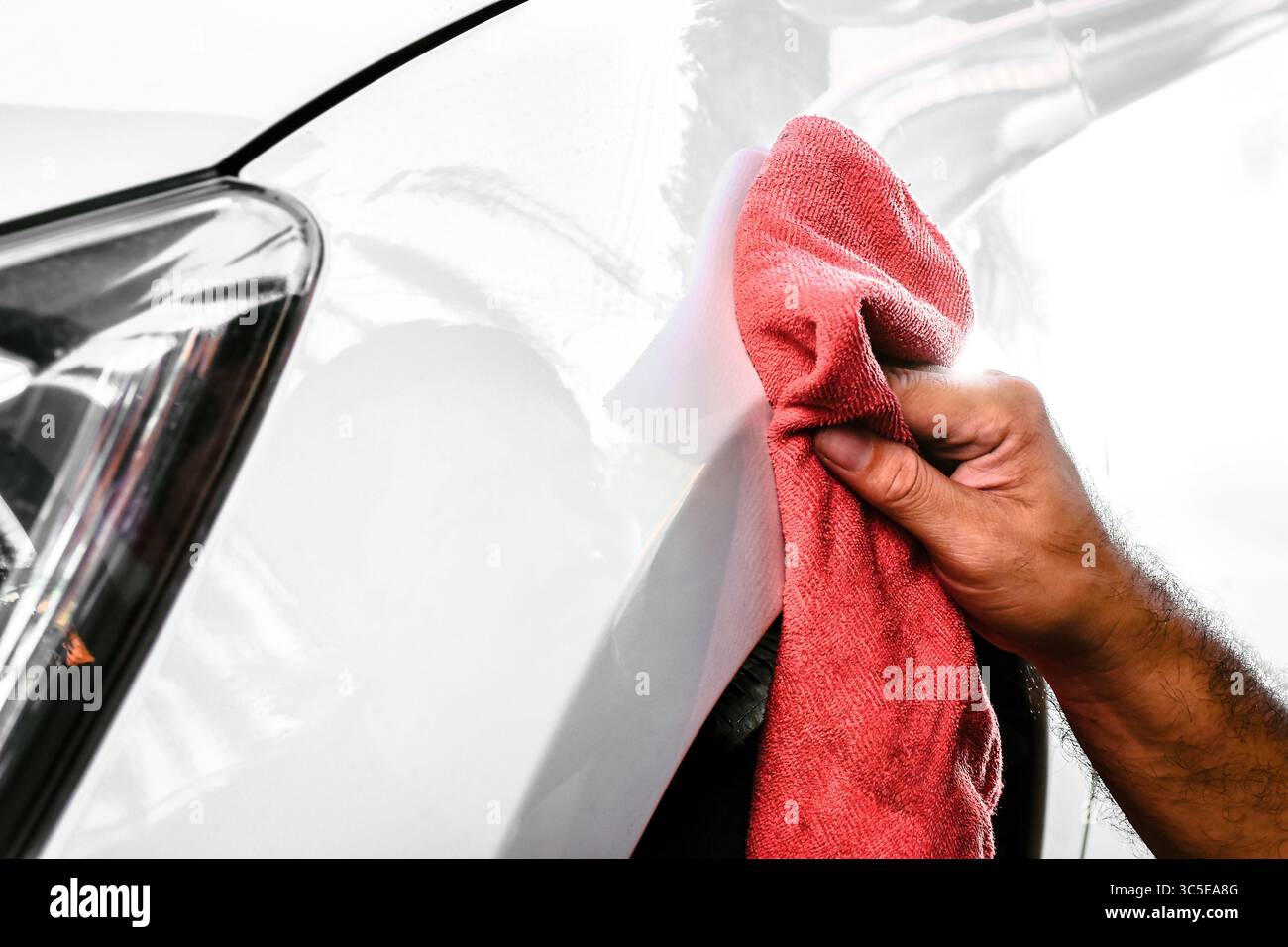 Lucidatura a mano di auto, dettagli automatici e pulizia di veicoli, cura automobilistica, autolavaggio e finitura lucida. Foto Stock