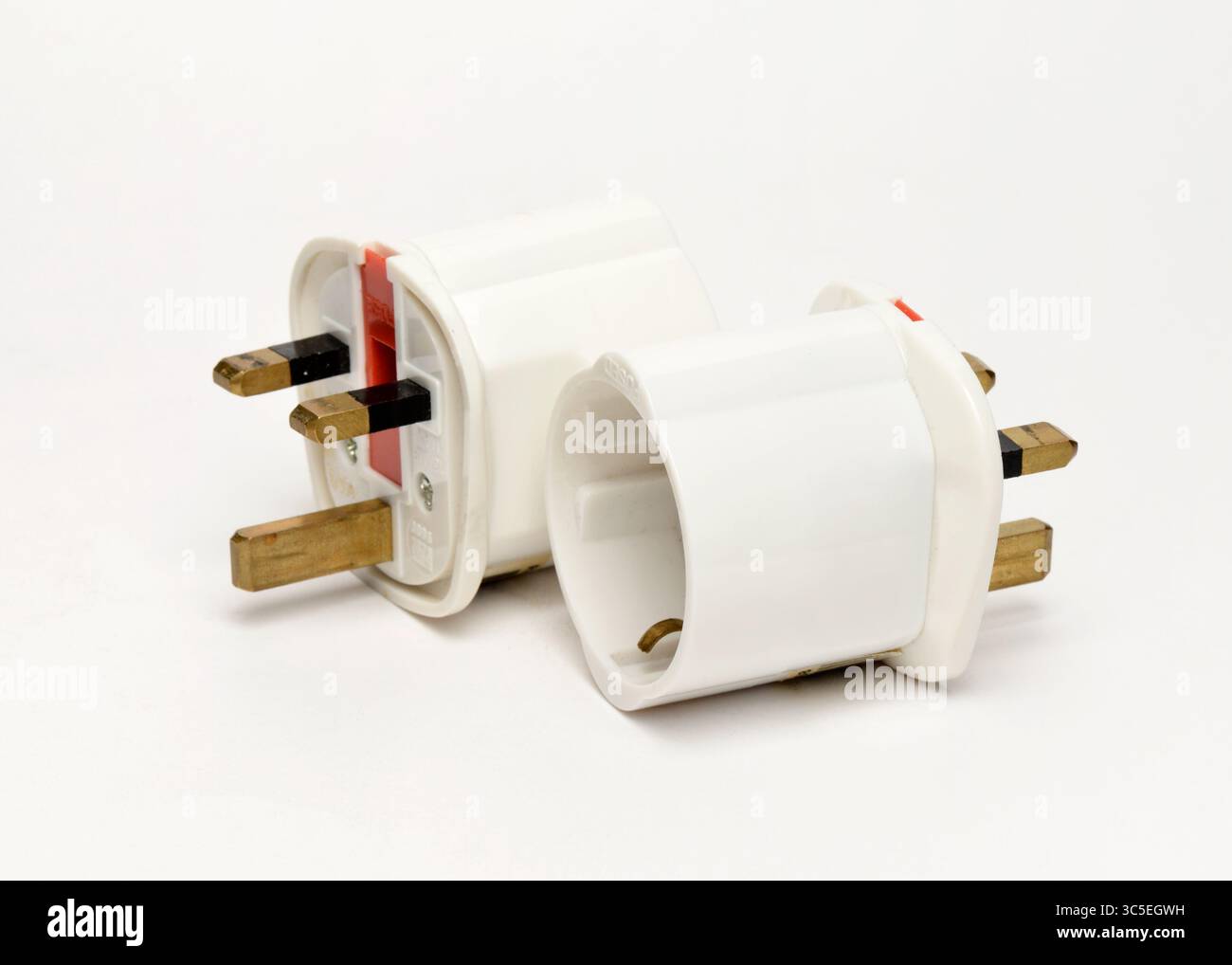 Adattatori per connettori maschio da Europa a Regno Unito per la conversione di connettori maschio UE in connettori femmina britannici come accessori da viaggio essenziali per i visitatori del Regno Unito Foto Stock