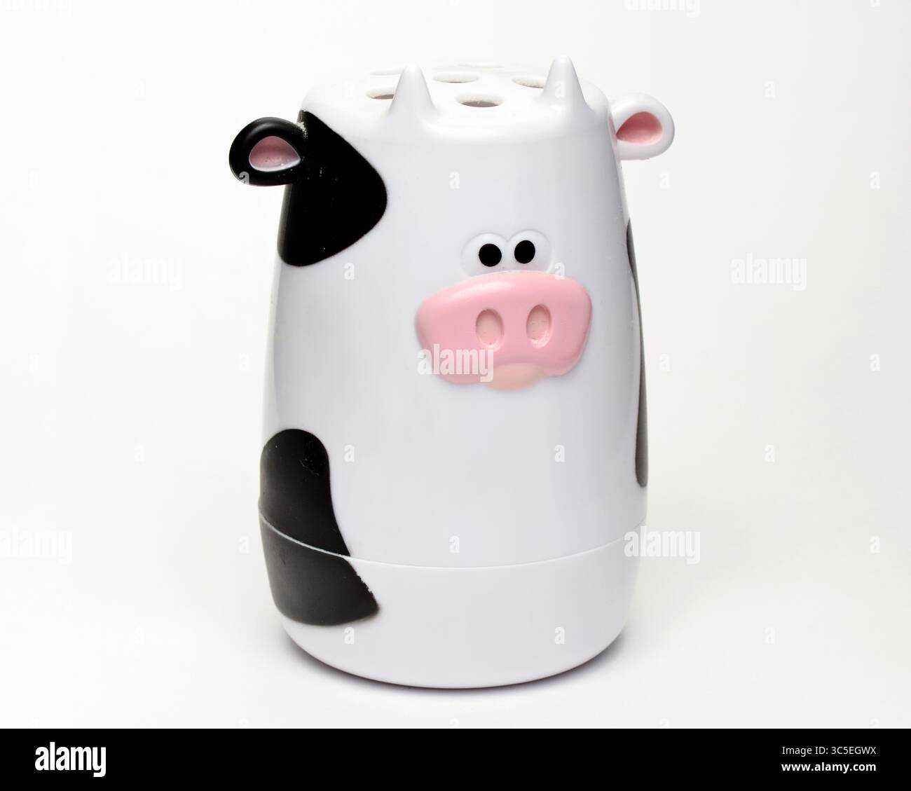 Contenitore riutilizzabile a forma di mucca per la cottura di bibite gassate, progettato come deodorante per frigoriferi con odori naturali per ridurre odori e umidità Foto Stock