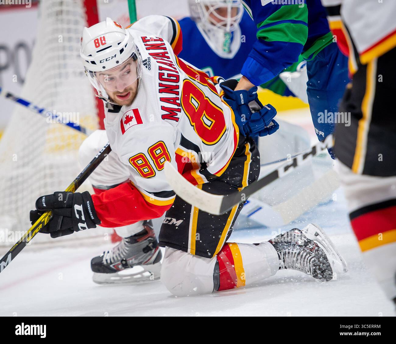 8 febbraio 2020: Ala sinistra fiamme Andrew Mangiapane (88) in cerca del puck durante la partita in NHL tra i Calgary Flames e i Vancouver Canucks alla Rogers Arena di Vancouver, Canada. Dom Gagne/CSM(immagine di credito: &Copy; dom Gagne/CSM tramite cavo ZUMA) Foto Stock