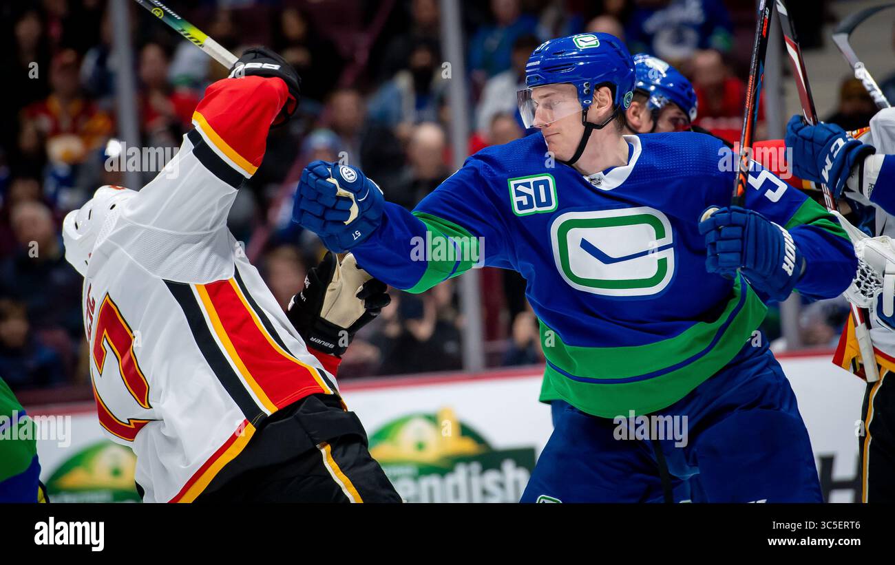 8 febbraio 2020: Il difensore dei Canucks Tyler Myers (57) spingendo Flames ala sinistra Milan Lucic (17) durante la partita NHL tra i Calgary Flames e i Vancouver Canucks alla Rogers Arena di Vancouver, Canada. Dom Gagne/CSM(immagine di credito: &Copy; dom Gagne/CSM tramite cavo ZUMA) Foto Stock
