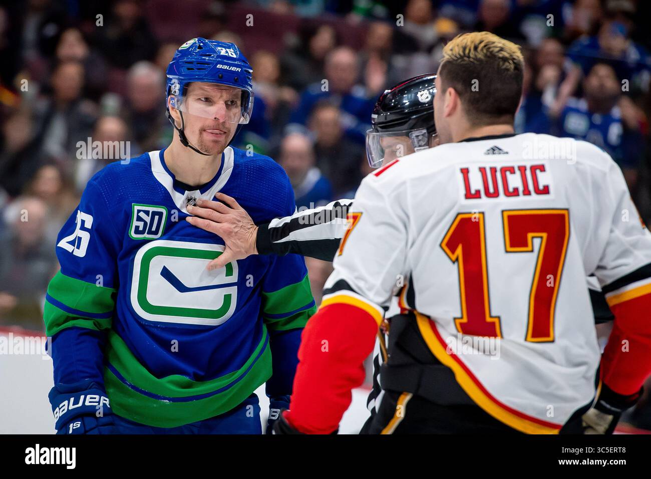 8 febbraio 2020: L'ala sinistra dei Canucks Antoine Roussel (26) guarda Flames all'ala sinistra Milan Lucic (17) durante la partita in NHL tra i Calgary Flames e i Vancouver Canucks alla Rogers Arena di Vancouver, Canada. Dom Gagne/CSM(immagine di credito: &Copy; dom Gagne/CSM tramite cavo ZUMA) Foto Stock