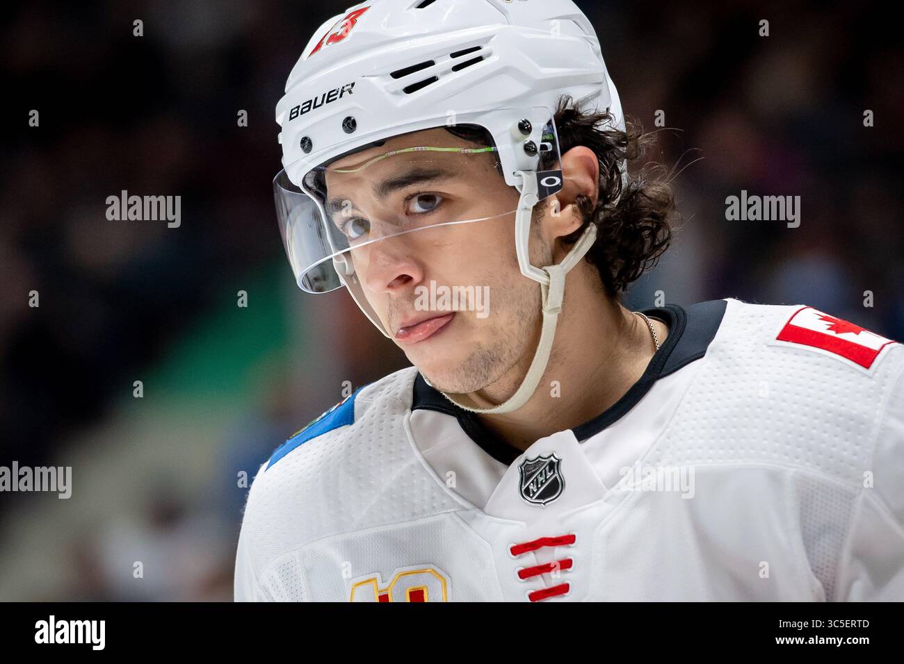 8 febbraio 2020: L'ala sinistra delle fiamme Johnny Gaudreau (13) si avvicina durante la partita di NHL tra i Calgary Flames e i Vancouver Canucks alla Rogers Arena di Vancouver, Canada. Dom Gagne/CSM(immagine di credito: &Copy; dom Gagne/CSM tramite cavo ZUMA) Foto Stock