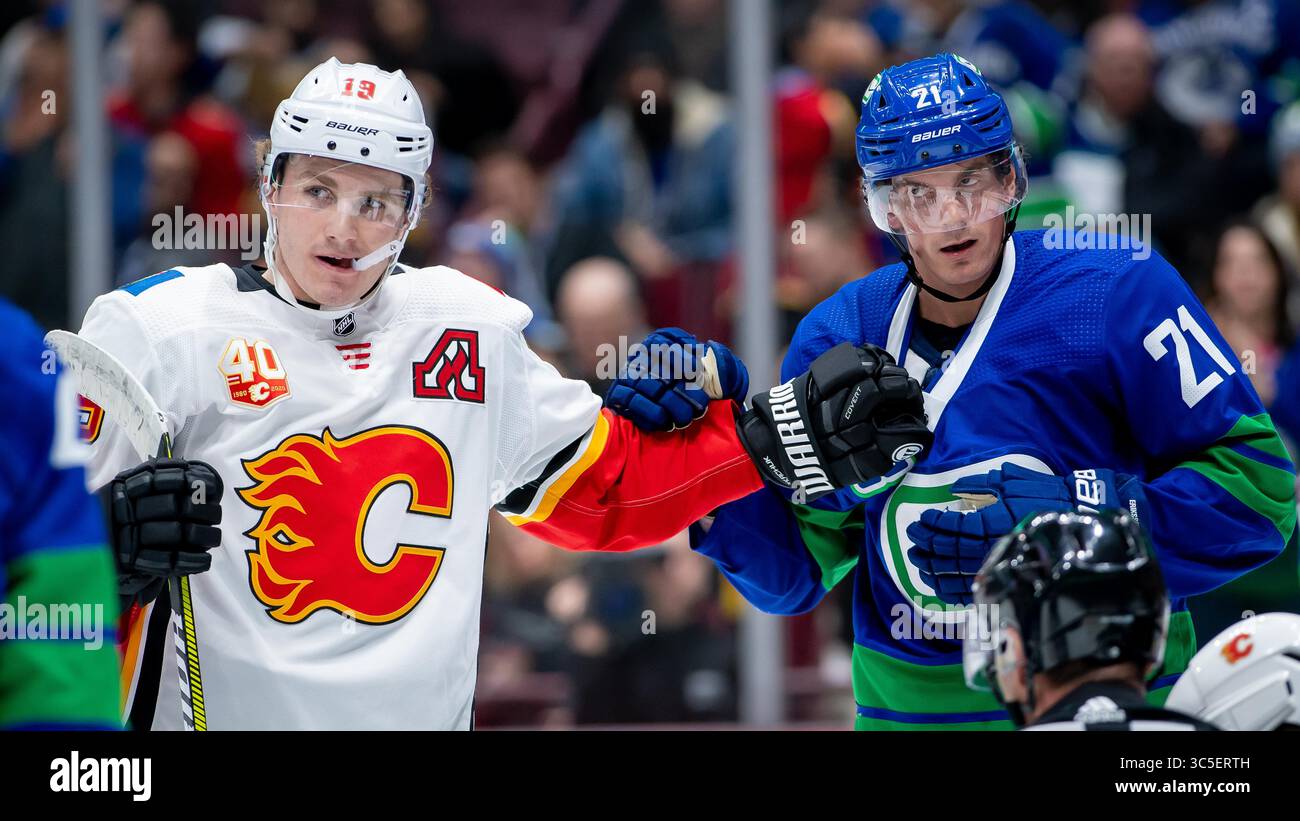 8 febbraio 2020: L'ala sinistra delle fiamme Matthew Tkachuk (19) e l'ala sinistra dei Canucks Loui Eriksson (21) si tengono l'una contro l'altra durante la partita in NHL tra i Calgary Flames e i Vancouver Canucks alla Rogers Arena di Vancouver, Canada. Dom Gagne/CSM(immagine di credito: &Copy; dom Gagne/CSM tramite cavo ZUMA) Foto Stock
