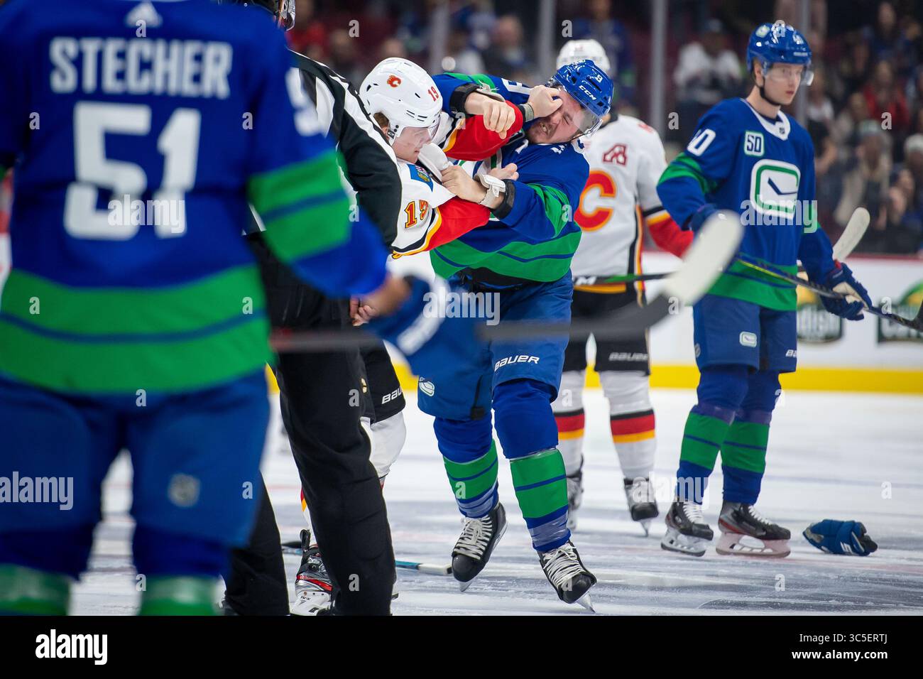 8 febbraio 2020: Il centro di Canucks J.T. Miller (9) combatte contro l'ala sinistra dei Flames Matthew Tkachuk (19) durante la partita in NHL tra i Calgary Flames e i Vancouver Canucks alla Rogers Arena di Vancouver, Canada. Dom Gagne/CSM(immagine di credito: &Copy; dom Gagne/CSM tramite cavo ZUMA) Foto Stock