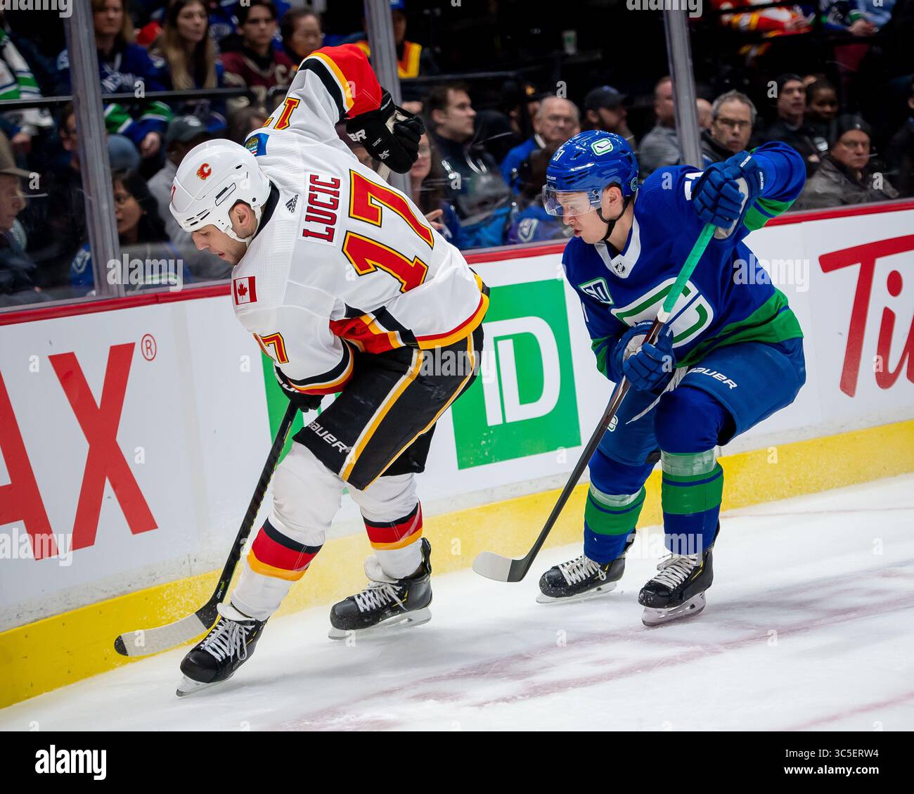 8 febbraio 2020: Il difensore dei Canucks Troy Stecher (51) e i Flames dell'ala sinistra Milan Lucic (17) inseguono il puck durante la partita in NHL tra i Calgary Flames e i Vancouver Canucks alla Rogers Arena di Vancouver, Canada. Dom Gagne/CSM(immagine di credito: &Copy; dom Gagne/CSM tramite cavo ZUMA) Foto Stock