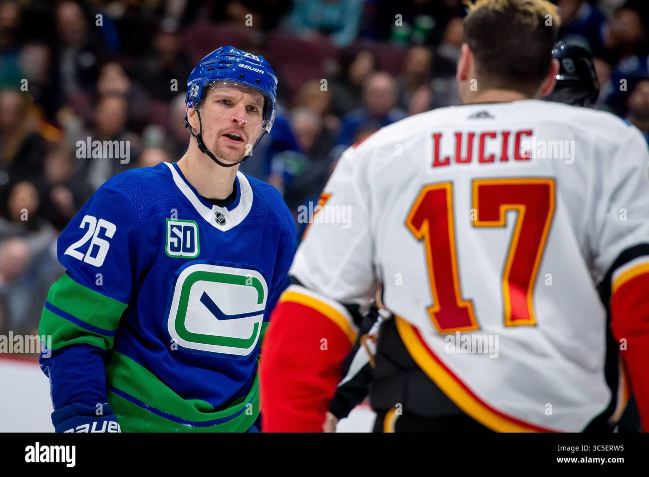 8 febbraio 2020: L'ala sinistra dei Canucks Antoine Roussel (26) guarda Flames all'ala sinistra Milan Lucic (17) durante la partita in NHL tra i Calgary Flames e i Vancouver Canucks alla Rogers Arena di Vancouver, Canada. Dom Gagne/CSM(immagine di credito: &Copy; dom Gagne/CSM tramite cavo ZUMA) Foto Stock