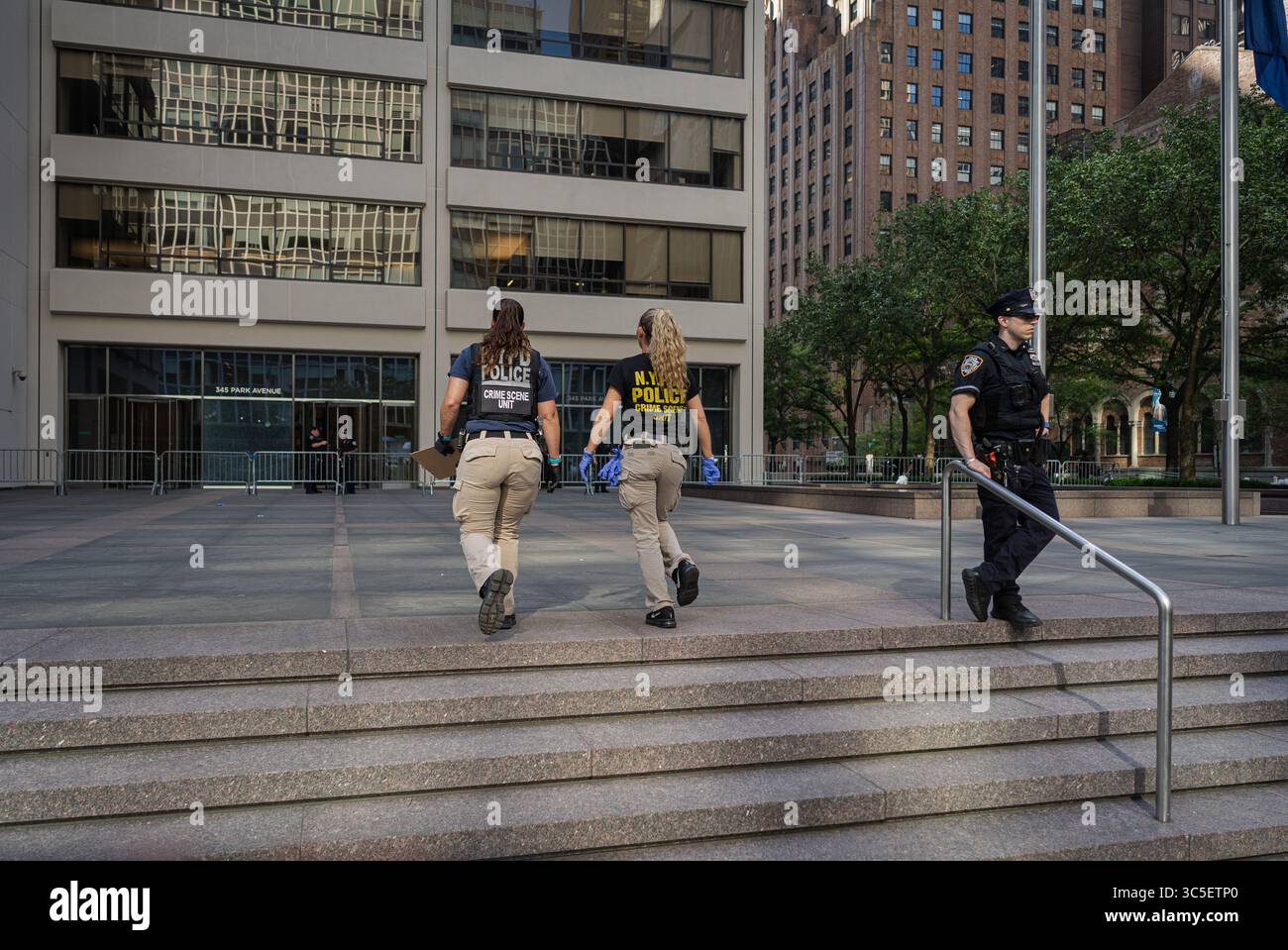 New York Ciy, Stati Uniti. 29 luglio 2025. La polizia continua a indagare sulla sparatoria che ha avuto luogo al 345 Park Ave a New York City, New York martedì 28 luglio, dove quattro persone sono state uccise, tra cui un ufficiale di polizia di New York, un uomo armato morto per suicidio. New York City, NY 29 luglio 2025. (Foto di Steve Sanchez/Sipa USA). Crediti: SIPA USA/Alamy Live News Foto Stock