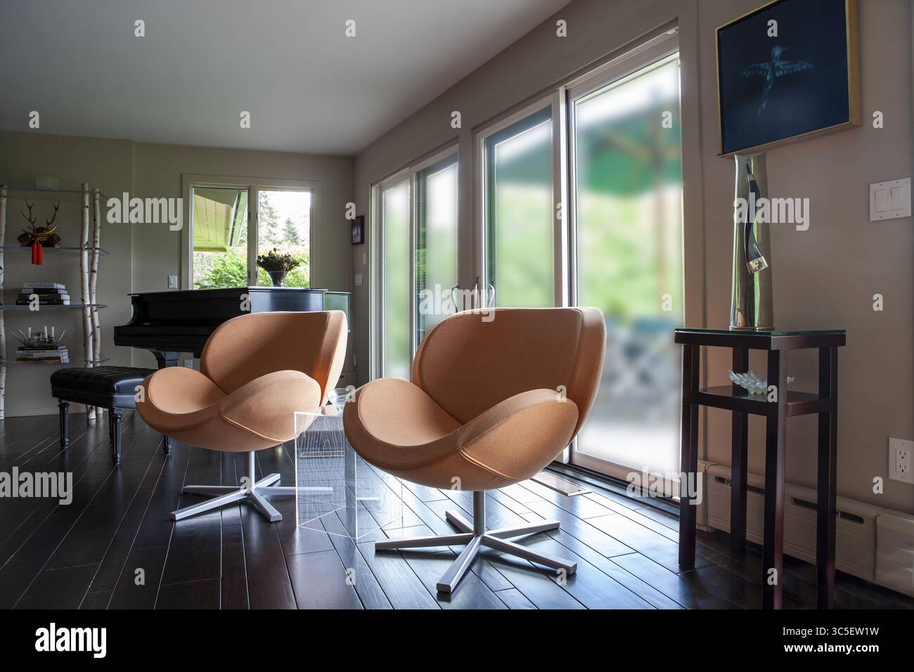 24 maggio 2019, Wingdale, New York, Stati Uniti: Due sedie imbottite arancioni, interni per la casa (immagine di credito: © Spencer Jones/Glasshouse via ZUMA Wire) Foto Stock