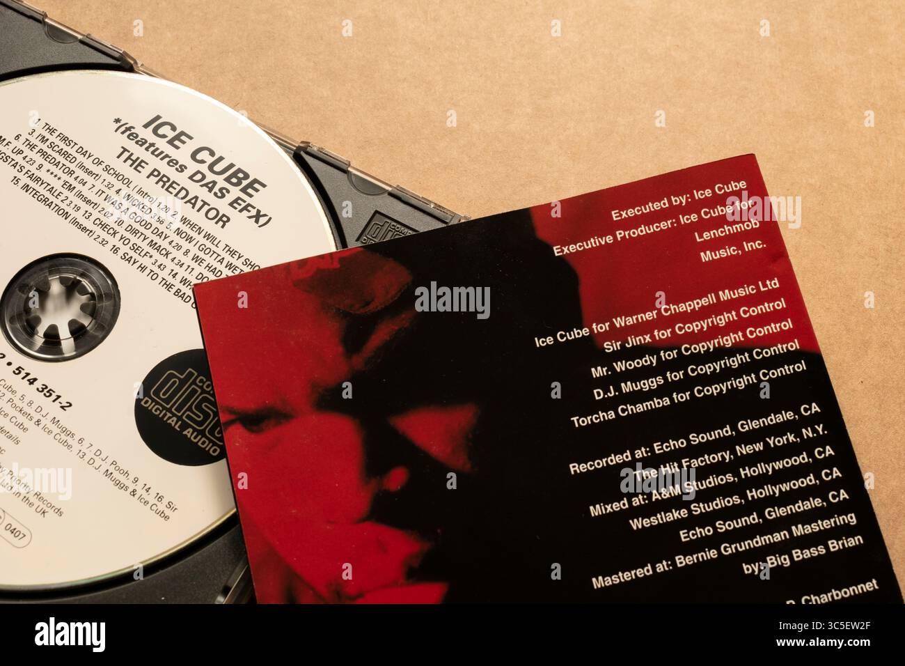 "Ice Cube" - album "The Predator"; compact disc con opuscolo; elenco dei brani; crediti; isolato su sfondo liscio chiaro; scatto dall'angolo superiore. Foto Stock