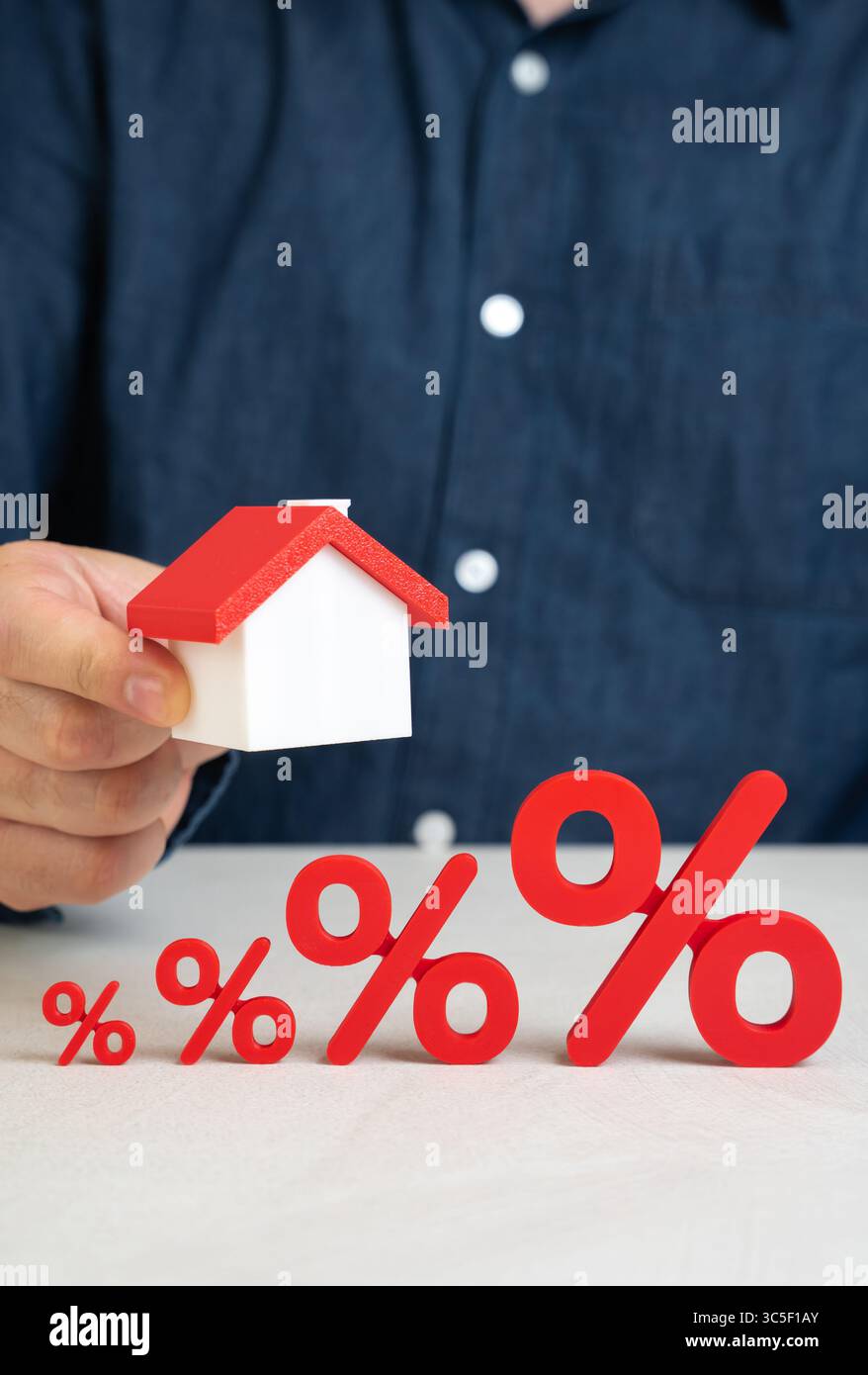 Casa e tassi di interesse in aumento. Mutui costosi. Inasprire la politica monetaria, diminuire la convenienza degli alloggi, gravare sugli acquirenti per la prima volta. Ridotto Foto Stock