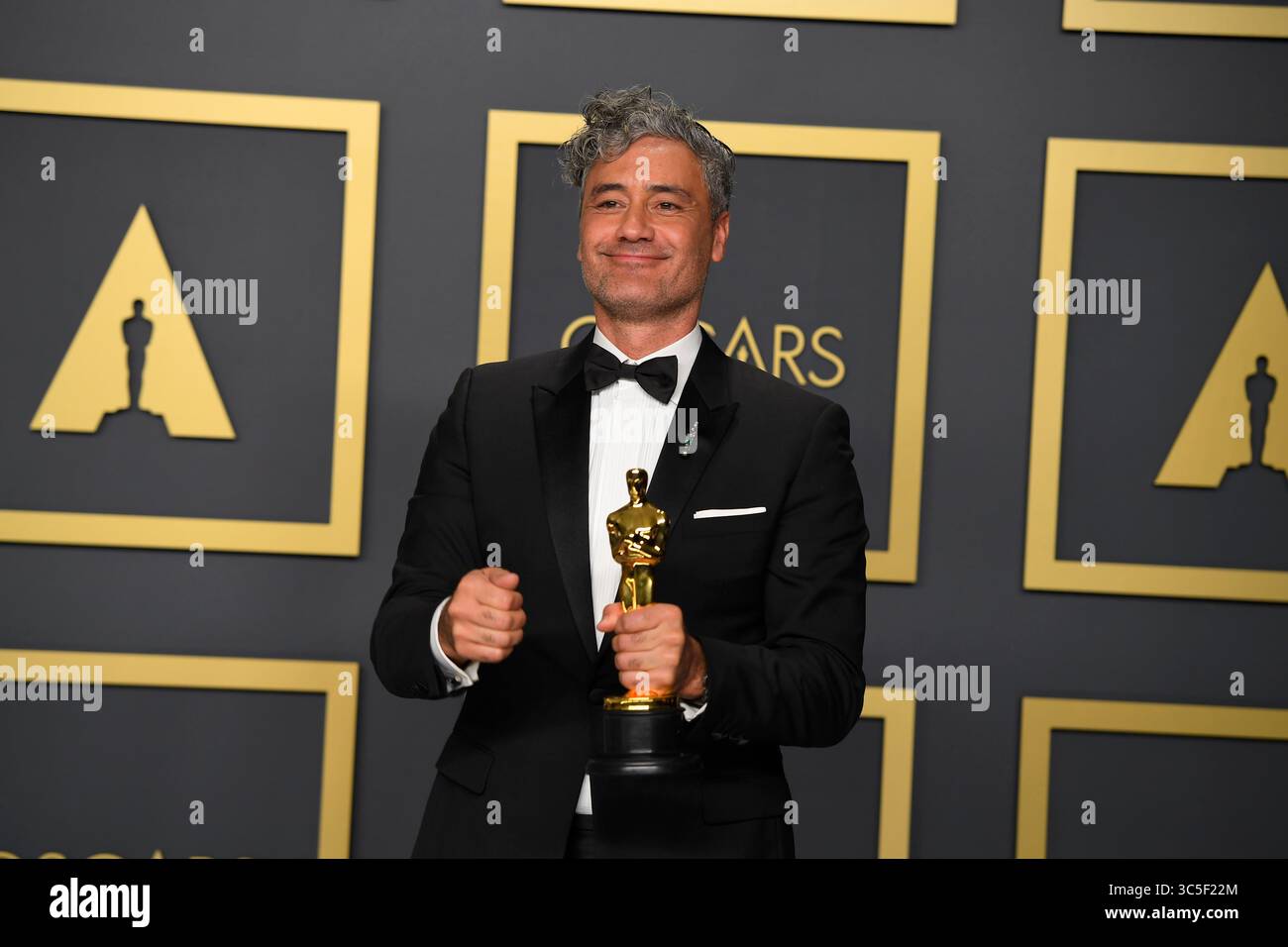 9 febbraio 2020, Los Angeles, California, USA: TAIKA WAITITI nella sala stampa durante i 92° Academy Awards, presentati dall'Academy of Motion Picture Arts and Sciences (AMPAS), al Dolby Theatre di Hollywood. (Immagine di credito: © Kevin Sullivan via ZUMA Wire) Foto Stock