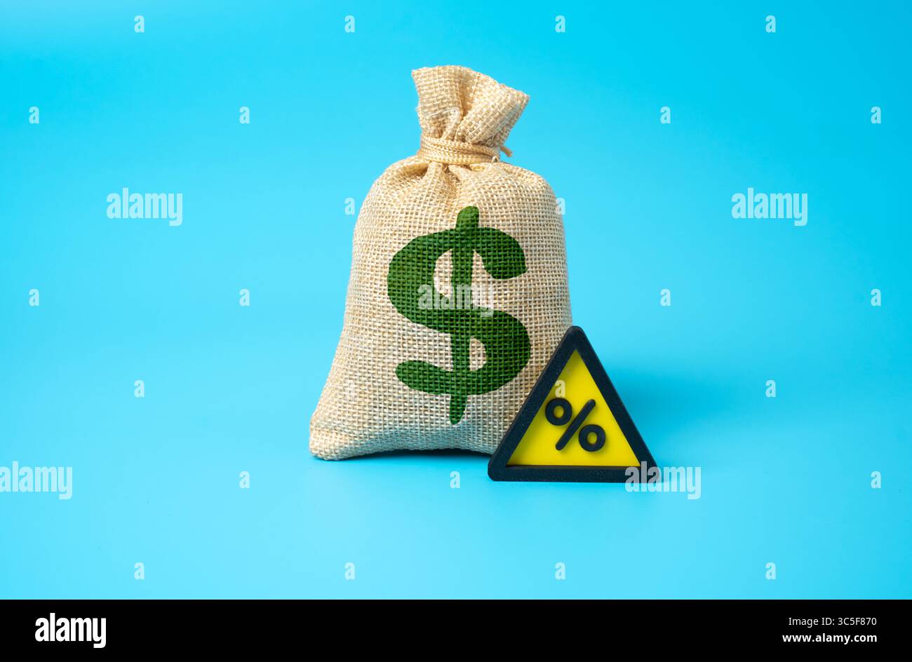 Il dollaro è una borsa di soldi con gli interessi. Alto tasso di interesse sul prestito. Pressione di manutenzione in prestito. Onere ipotecario. Politica di controllo dell'inflazione. Finanziario Foto Stock