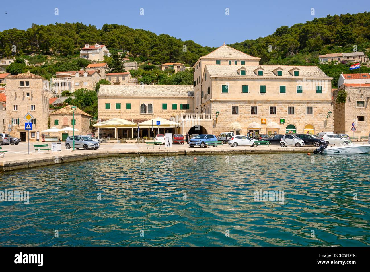 Brac, Croazia - 10 giugno 2025: Città di Pucisca sull'isola di Brac in Croazia Foto Stock